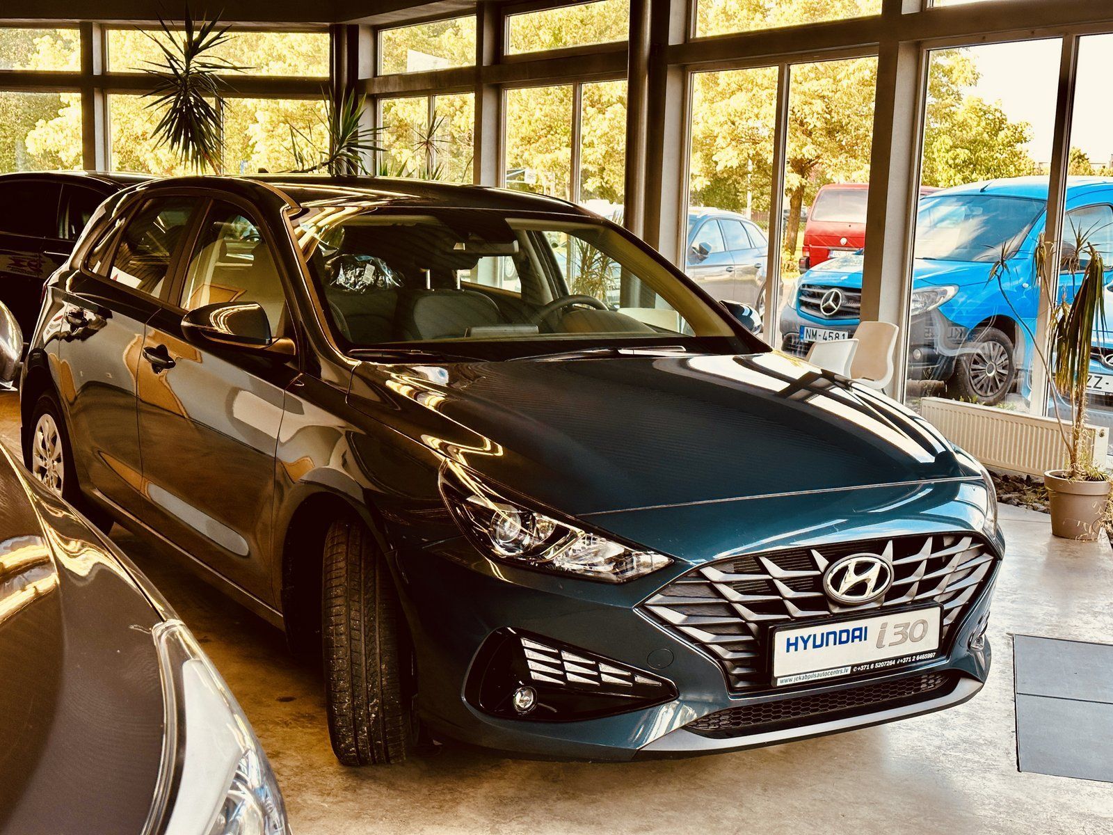 Autosalonā stāv zils hyundai i30.