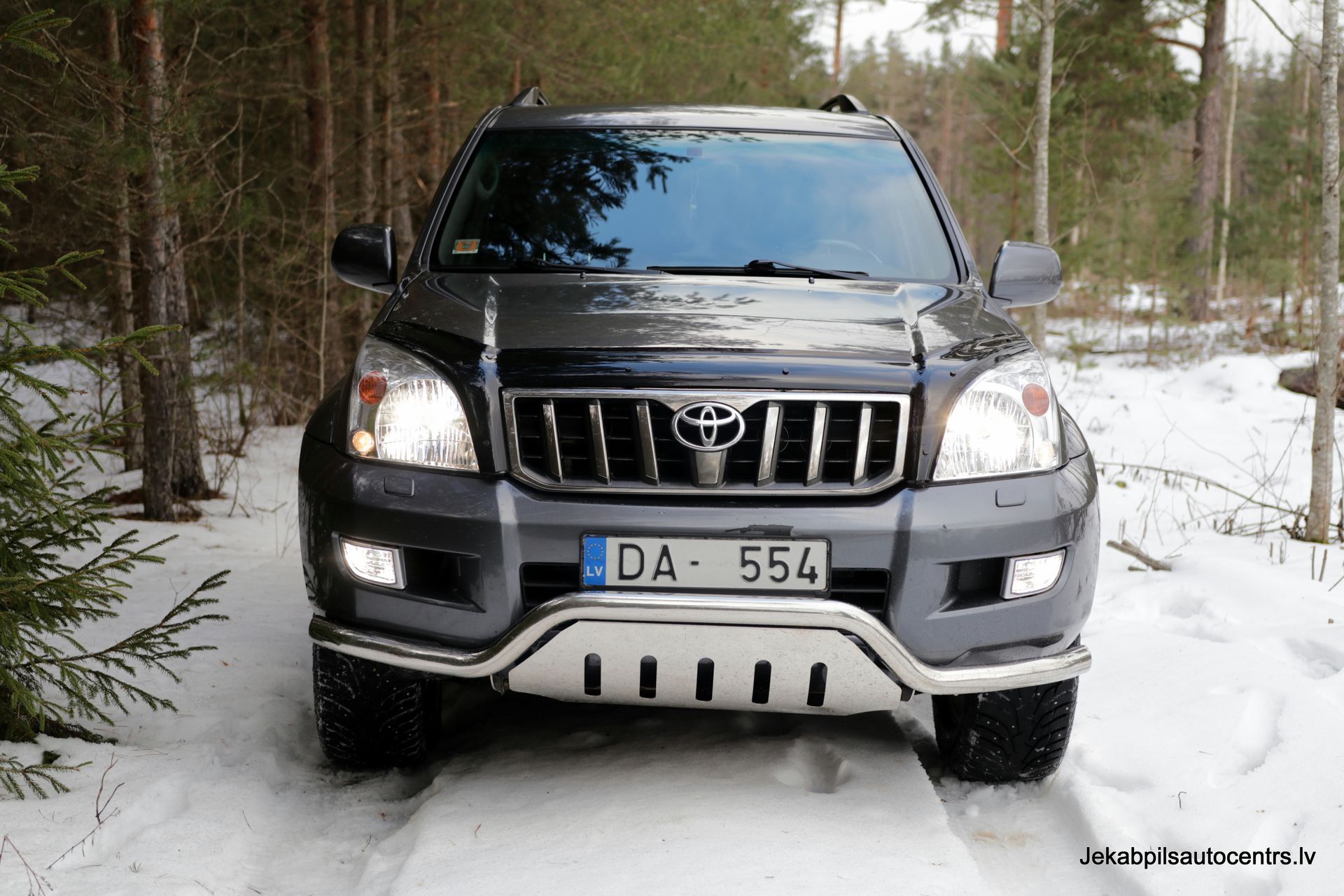 Sniegā stāv toyota land cruiser