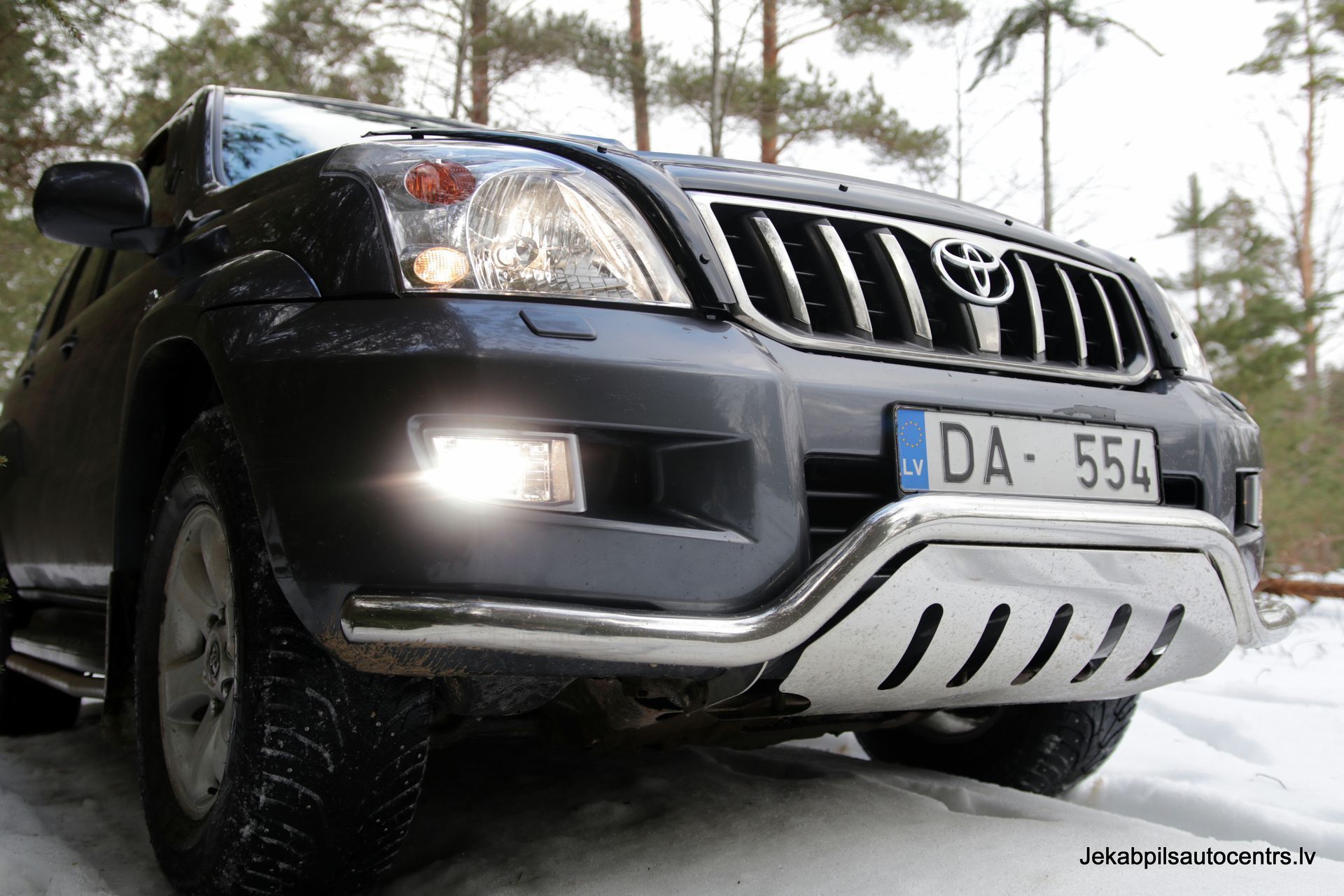 Sniegā stāv toyota land cruiser