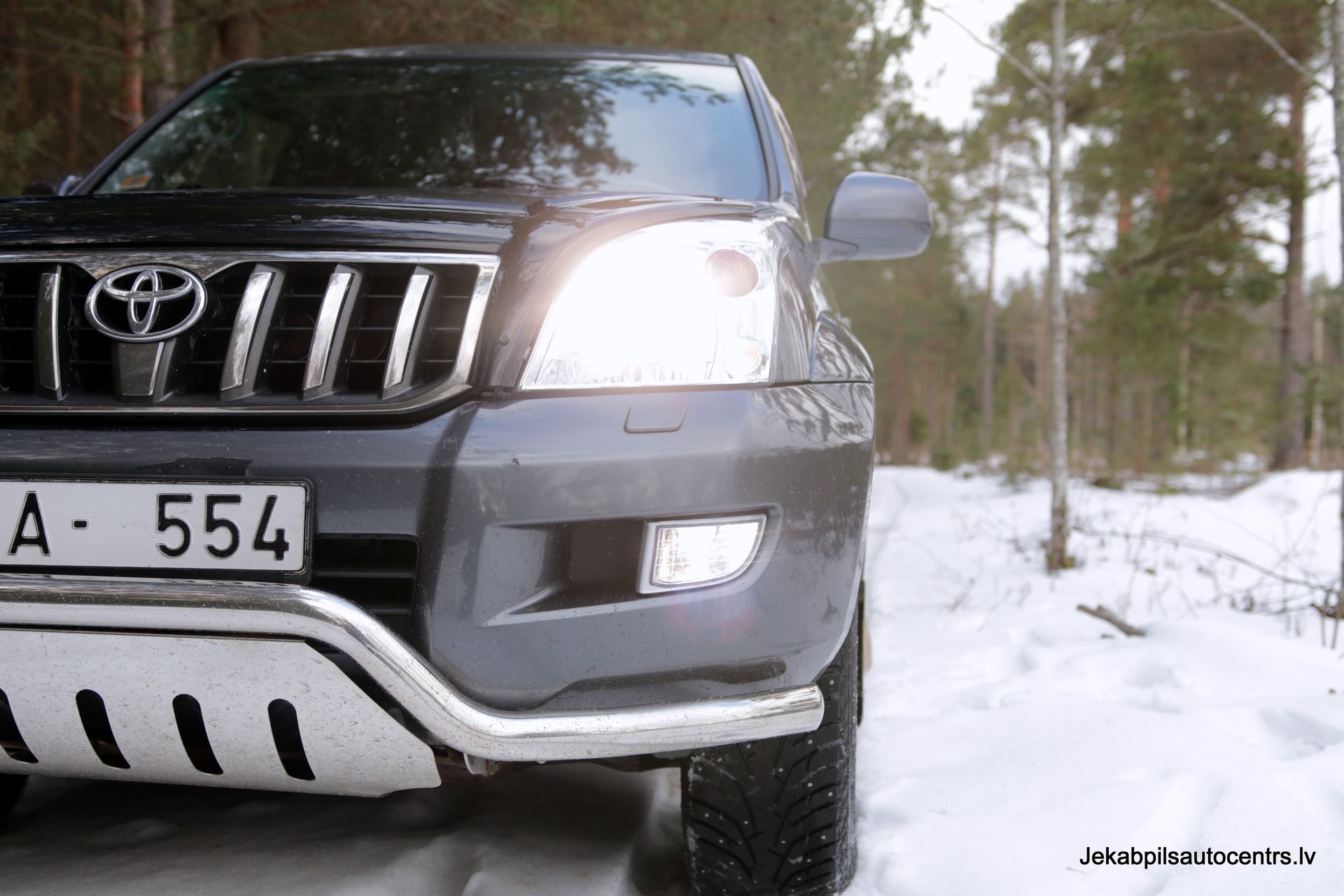 Sniegā stāv melns toyota land cruiser.