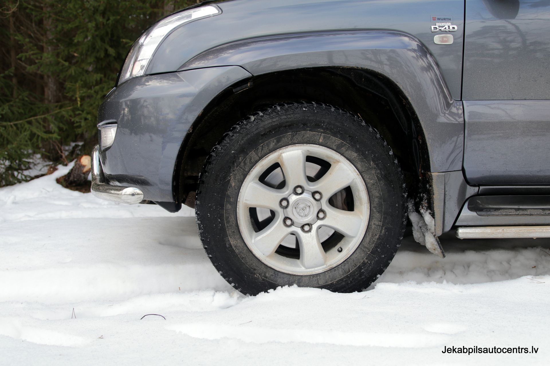 Sniegā stāv toyota land cruiser.