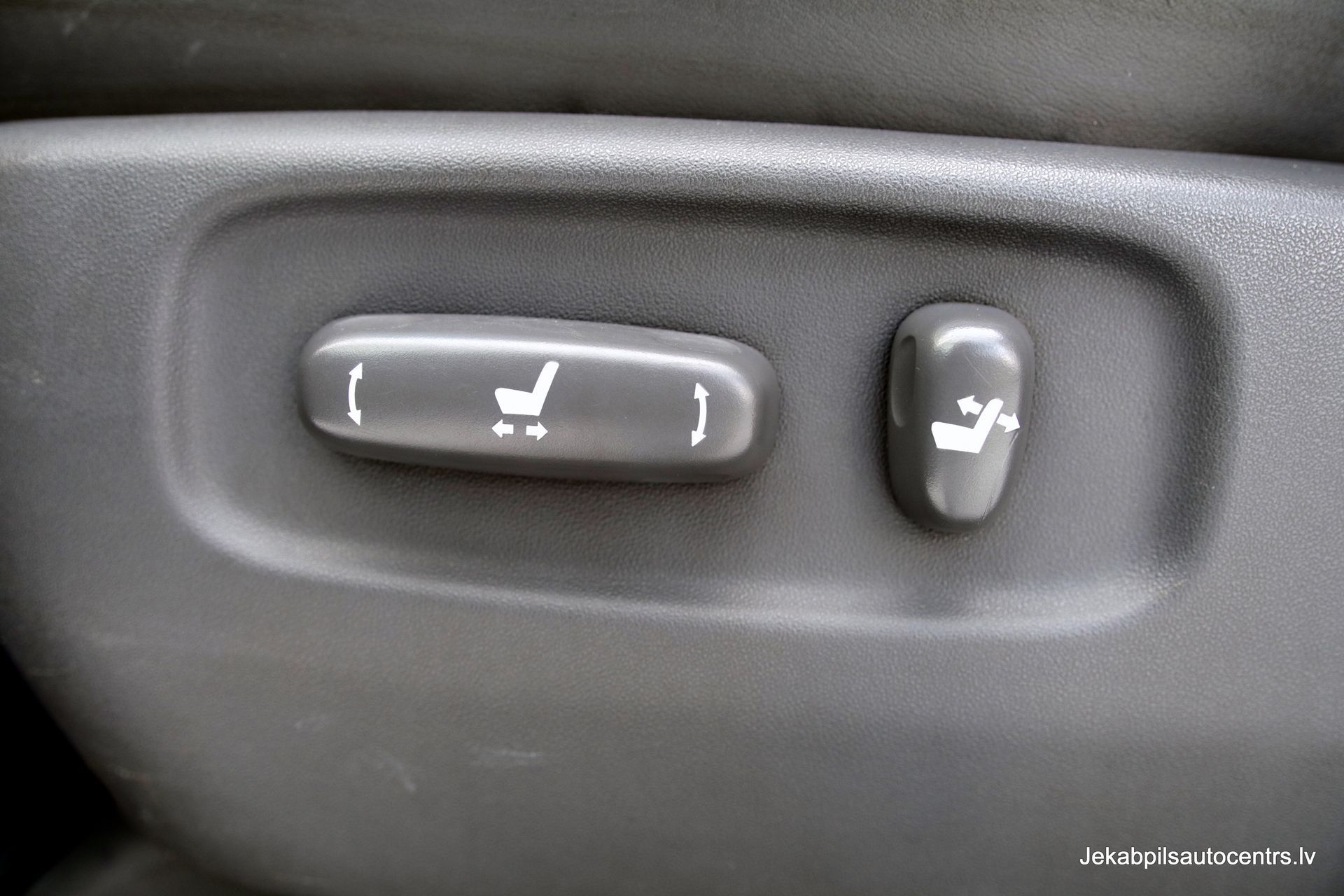 Automašīnas sēdekļa regulēšanas pogas tuvplāns