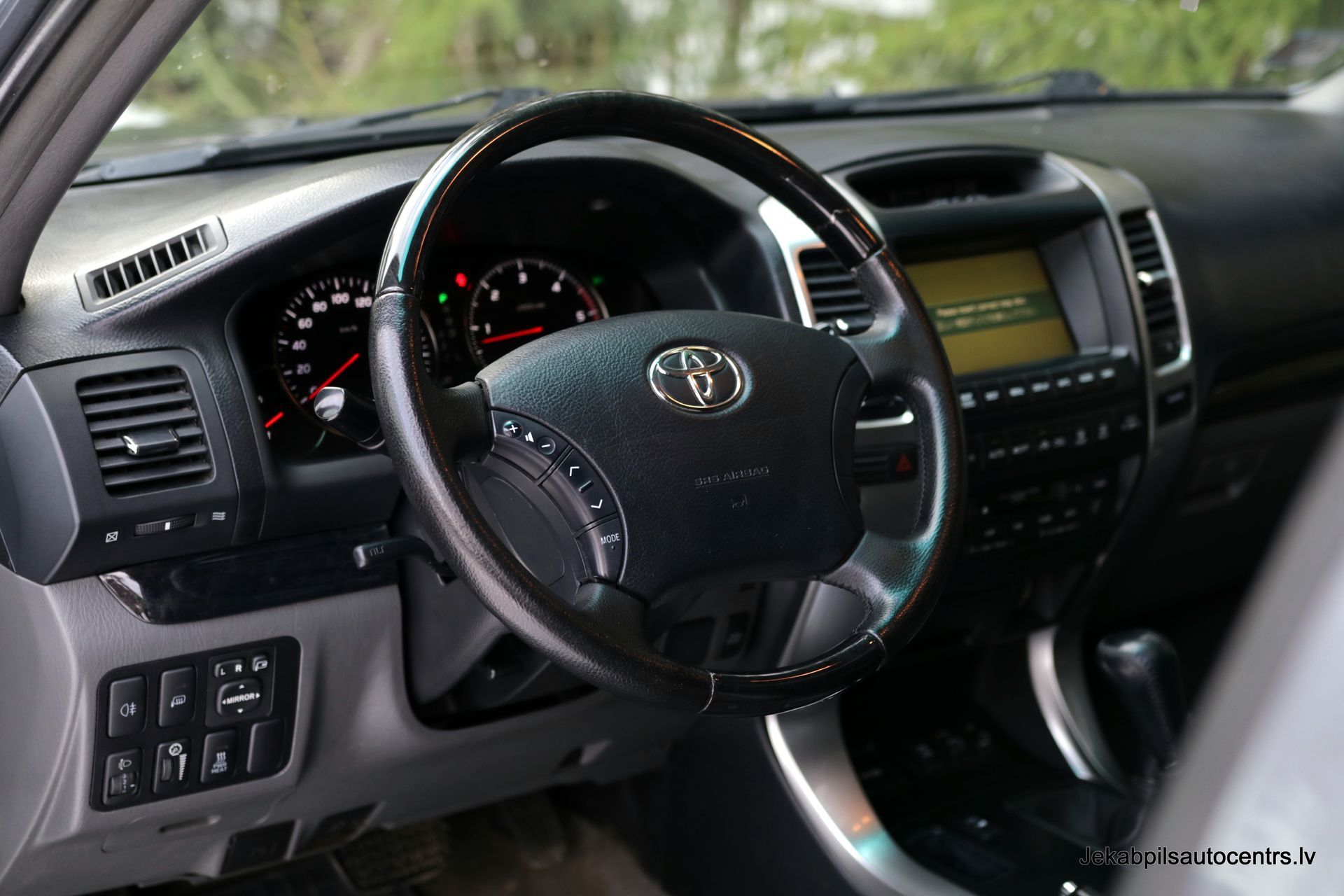 Automašīnas iekšpuse ar stūri un instrumentu paneli