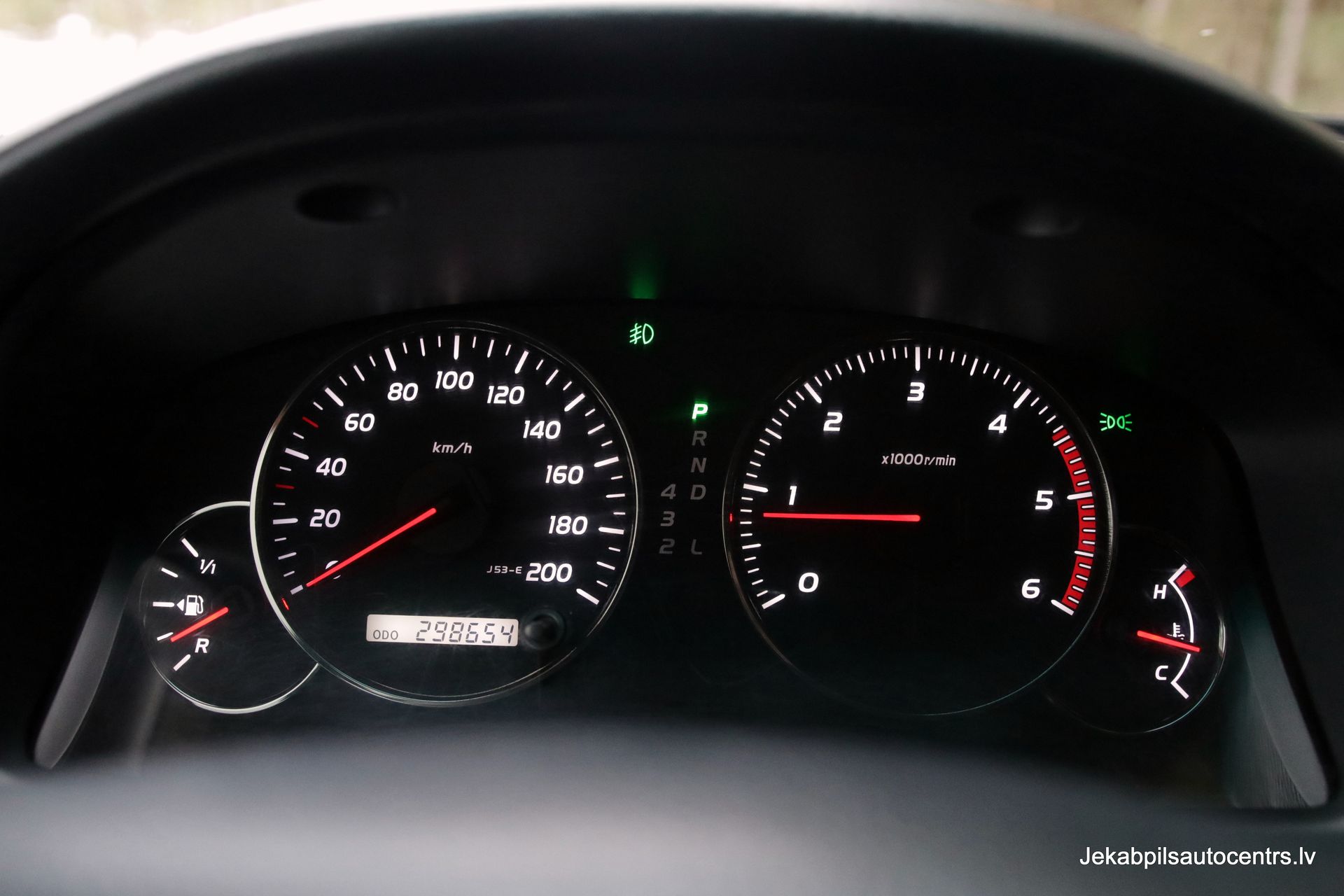 Tuvplāns no automašīnas paneļa ar spidometru un tahometru