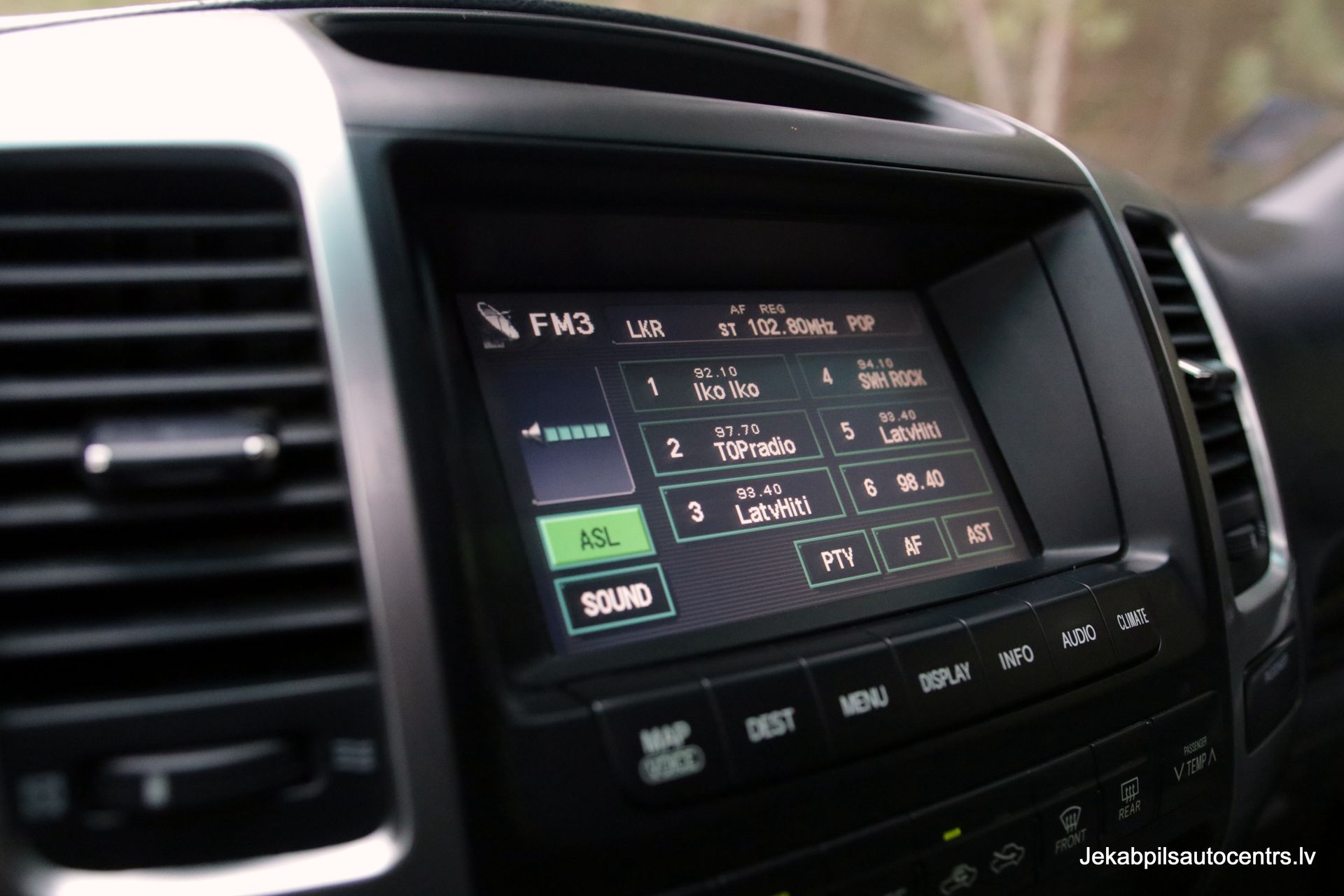 Tuvplāns automašīnas informācijas panelim ar ekrānu, uz kura ir uzraksts fwd