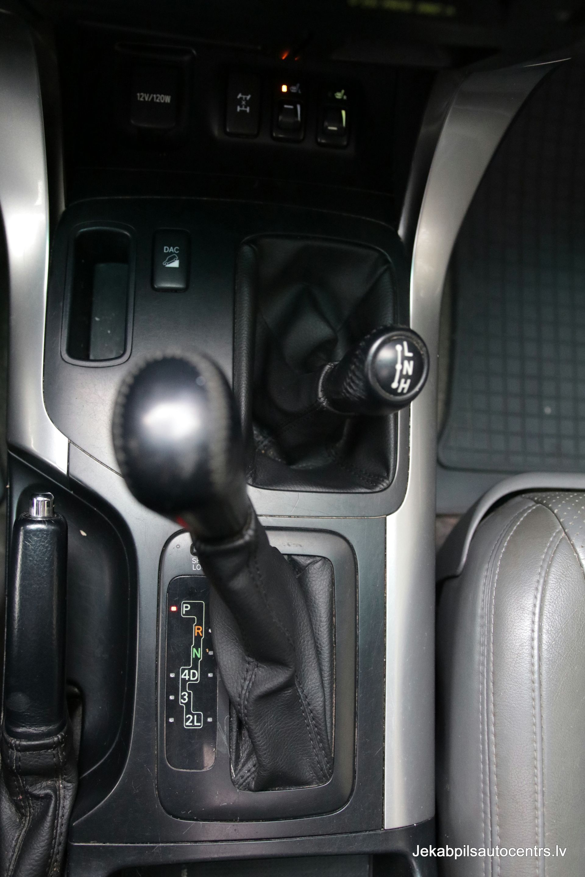 Tuvplāns ar pārslēgu automašīnā