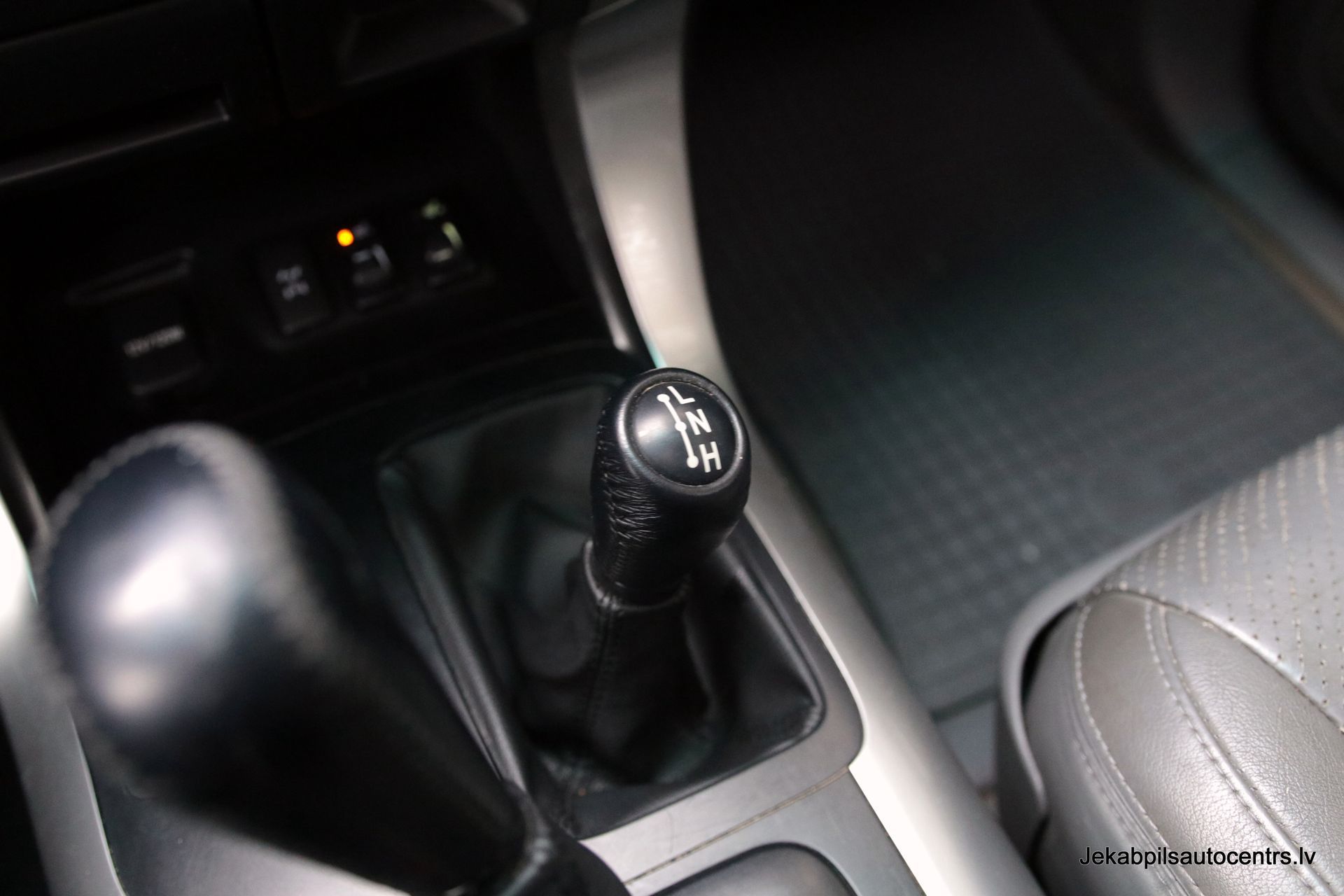 Tuvplāns ar pārslēgu automašīnā