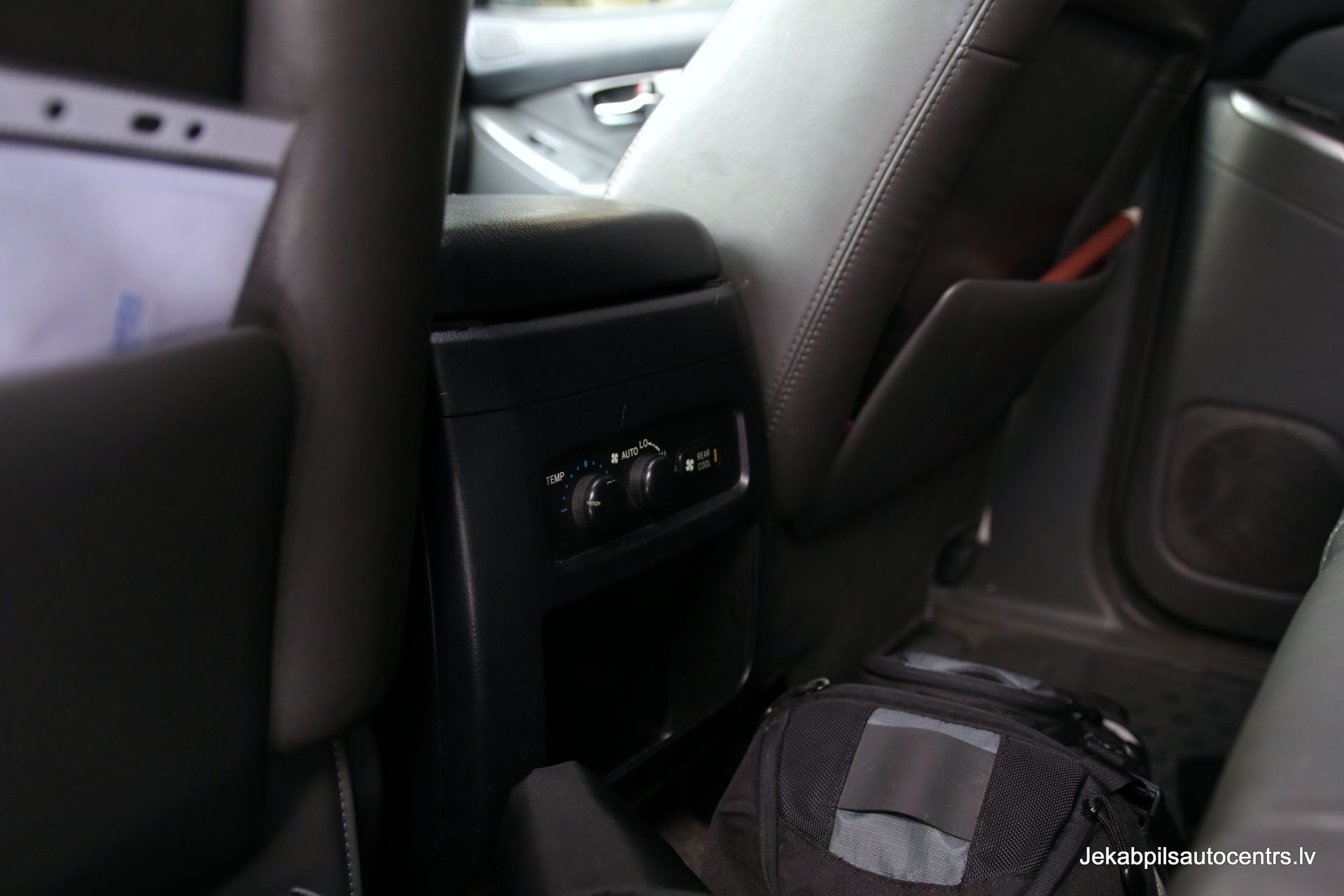 Automašīnas aizmugurējais sēdeklis ar somu tajā