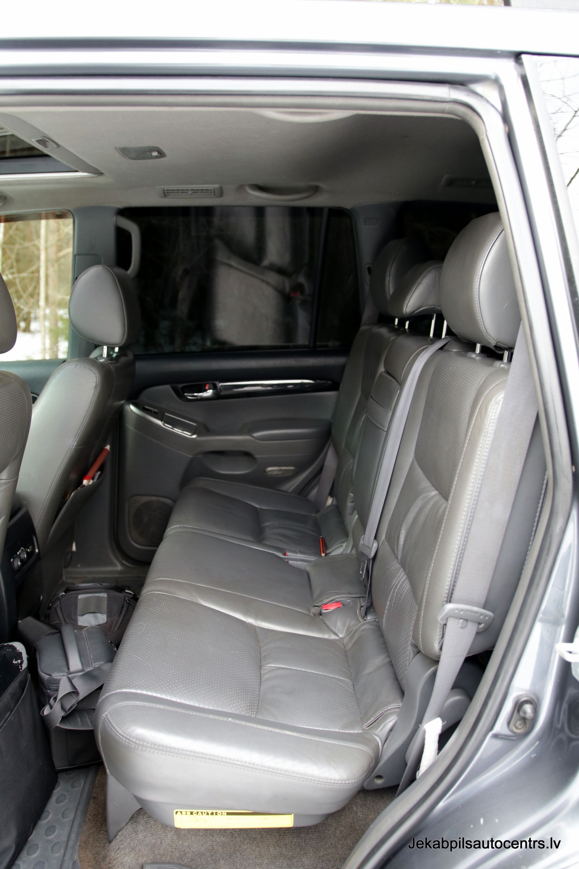 Automašīnas aizmugurējais sēdeklis ar atvērtām durvīm