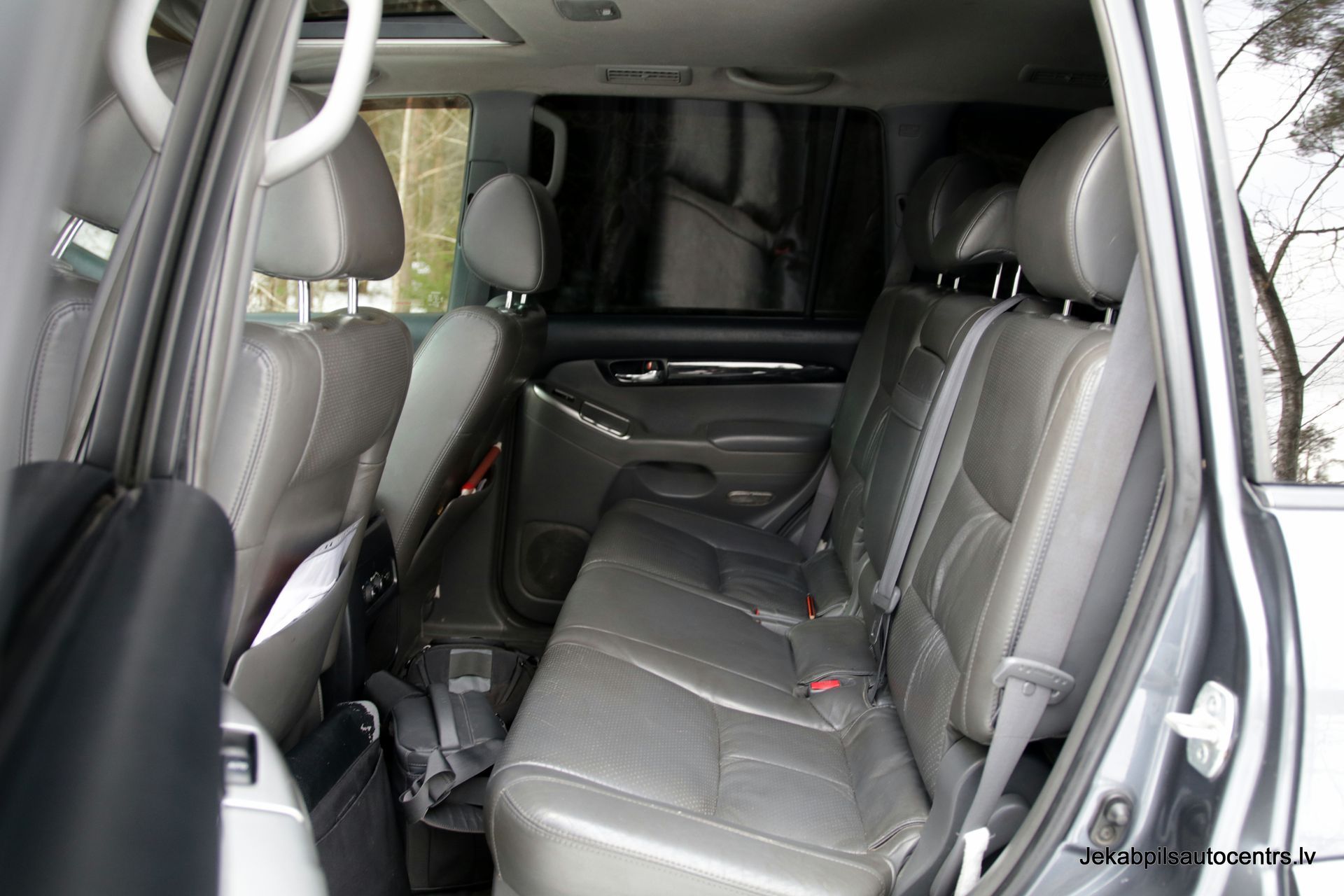 Parādīts toyota land cruiser aizmugurējais sēdeklis