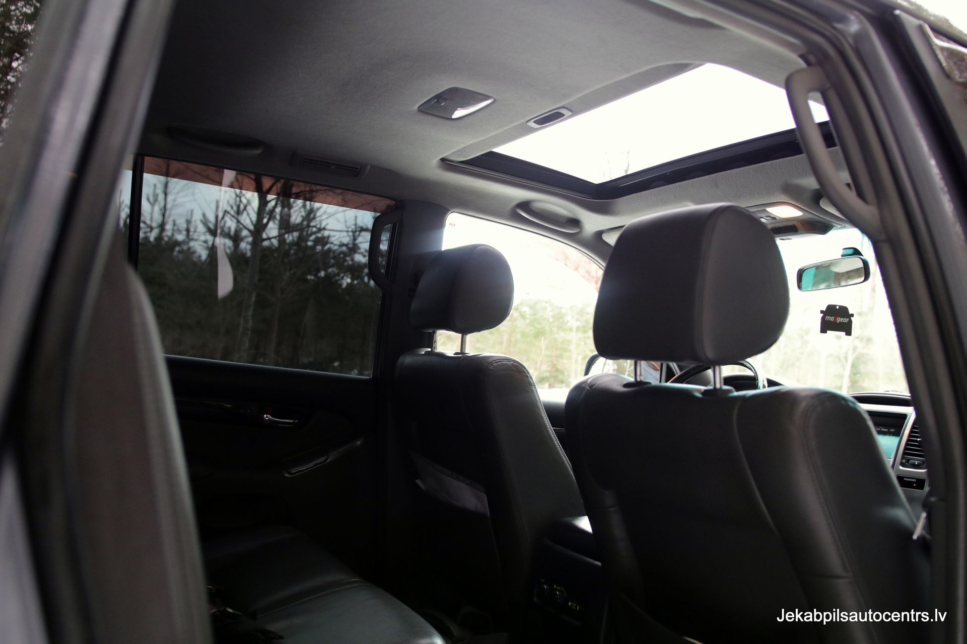 Automašīnas iekšpuse ar atvērtu jumta lūku