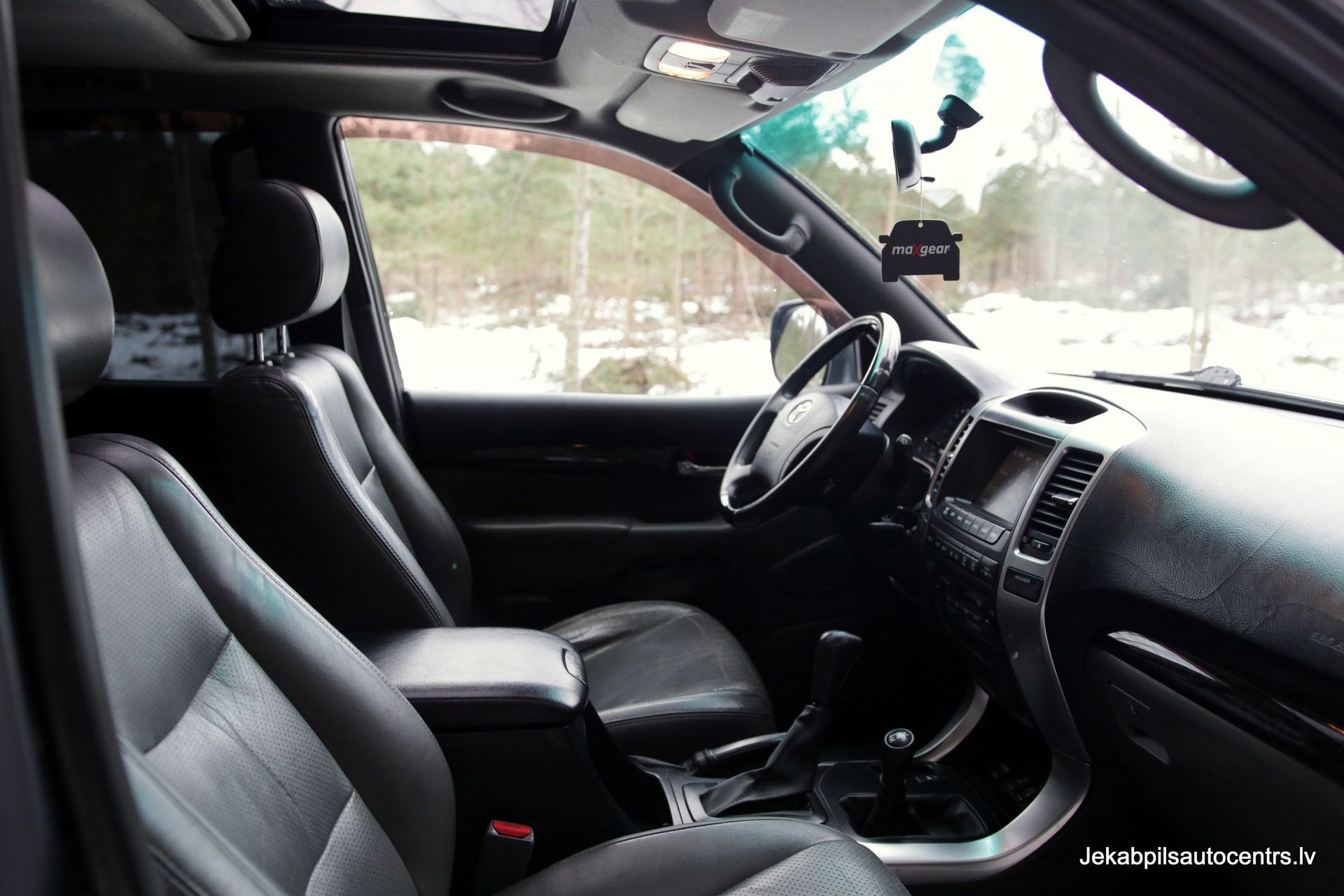 Automašīnas iekšpuse ar stūri un jumta lūku