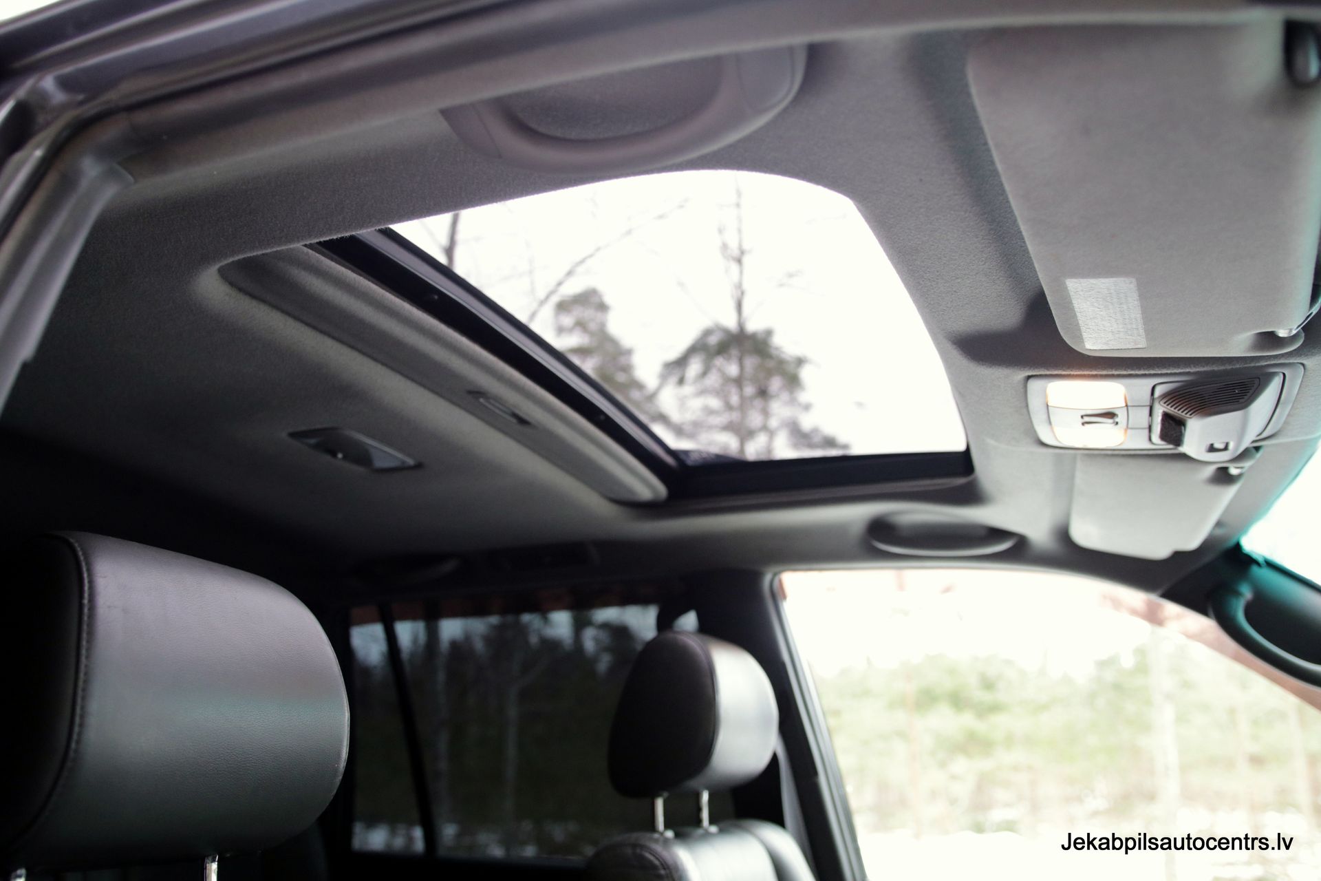 Automašīna ar jumta lūku un atpakaļskata spoguli