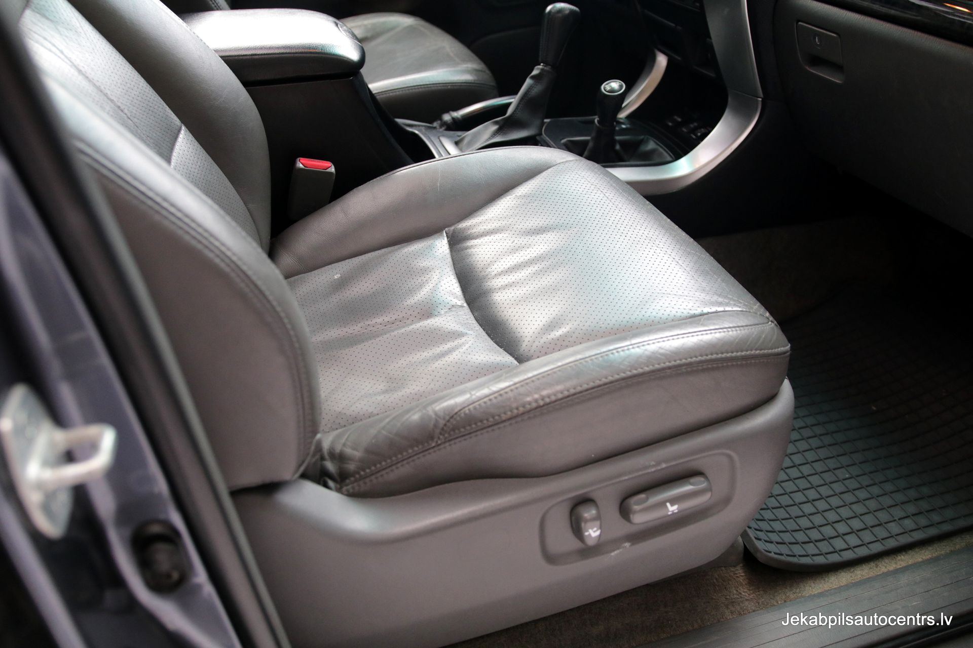 Tuvplāns no automašīnas sēdekļa automašīnā