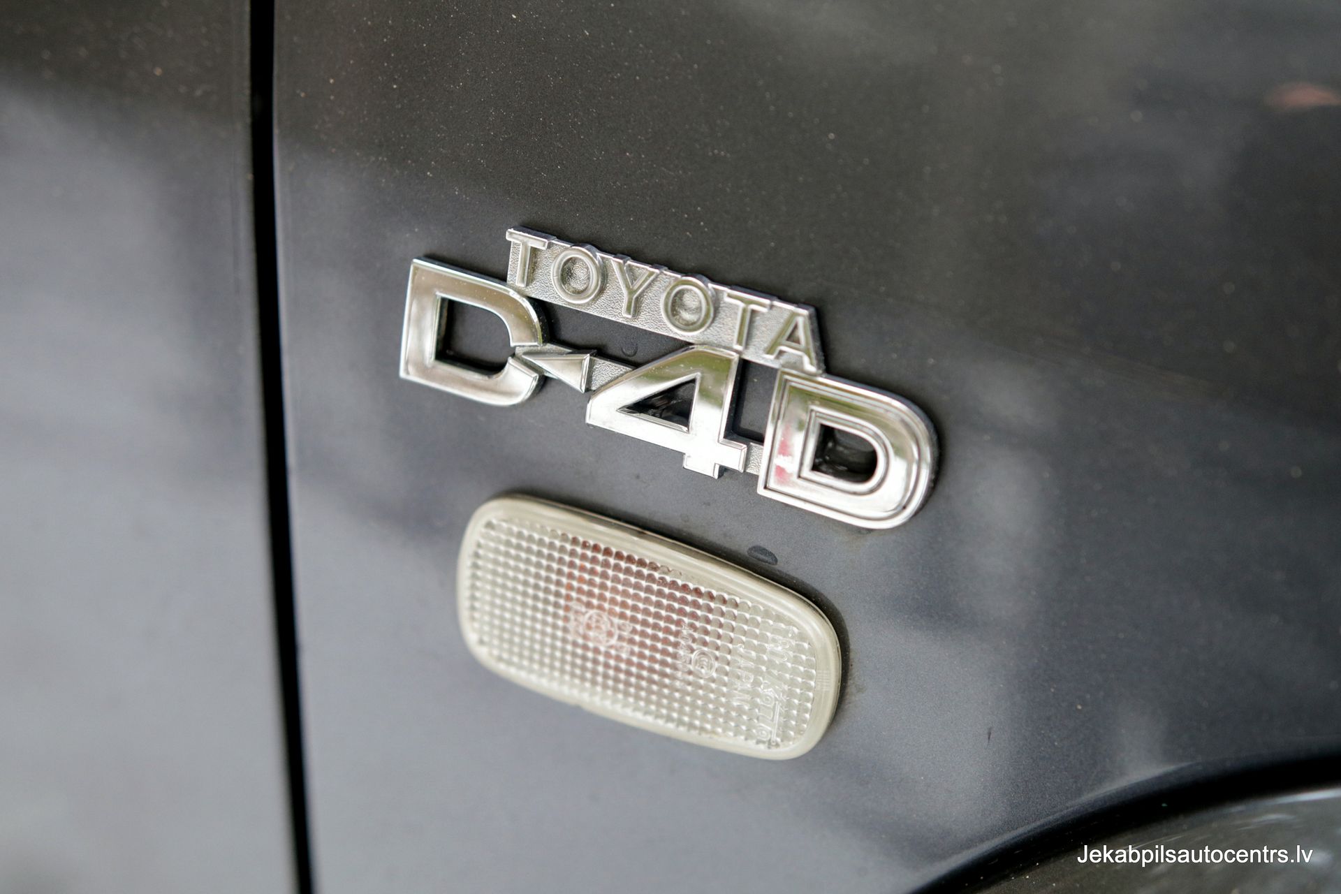 Tuvplāns ar toyota d4d emblēmu uz automašīnas