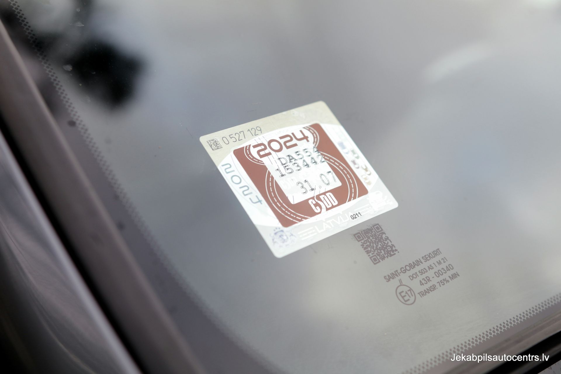 Tuvplāns uzlīmei uz automašīnas vējstikla.