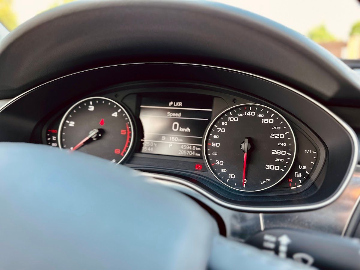 Tuvplāns no automašīnas paneļa