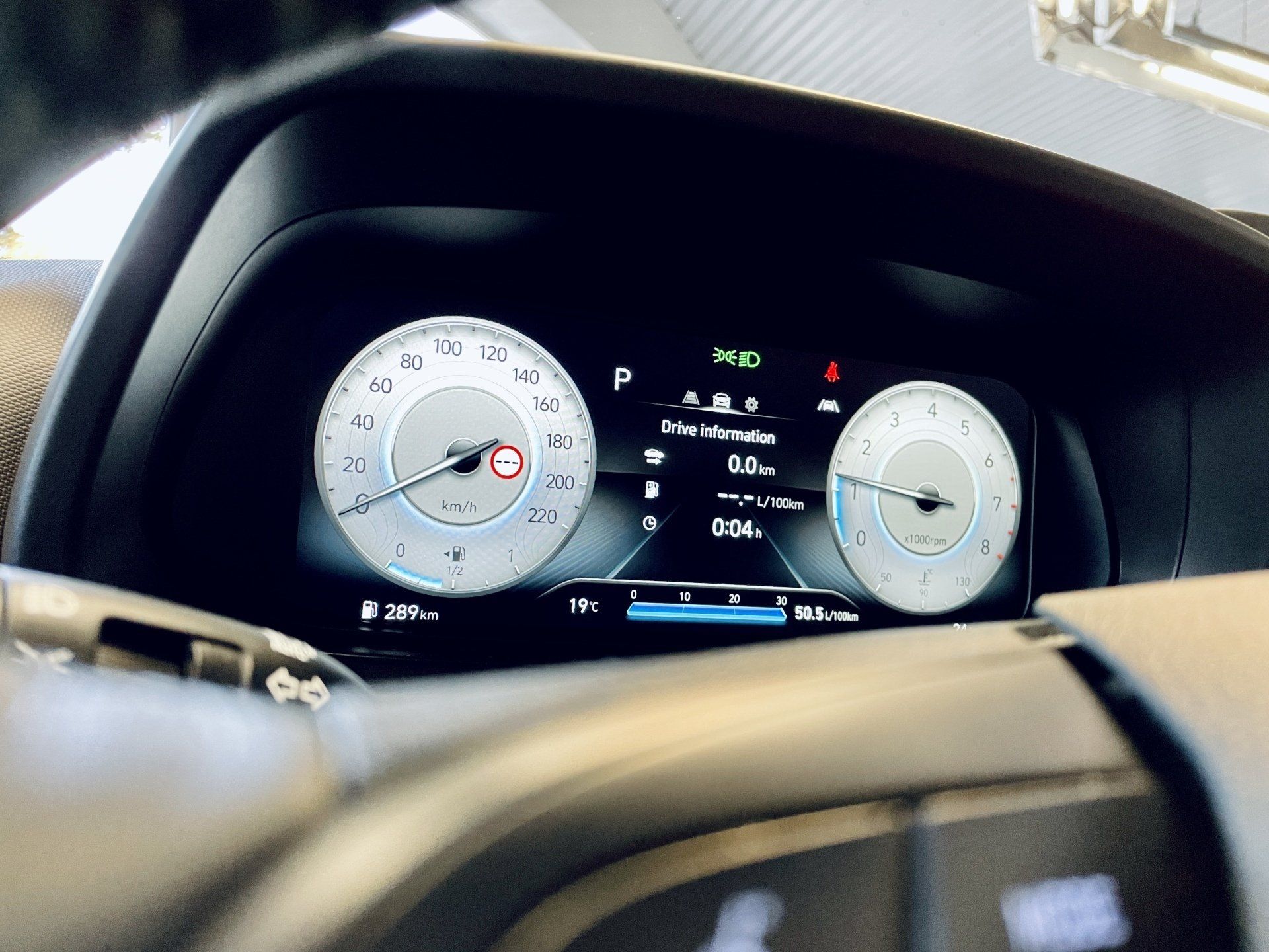 Tuvplāns no automašīnas paneļa ar pulksteni uz tā