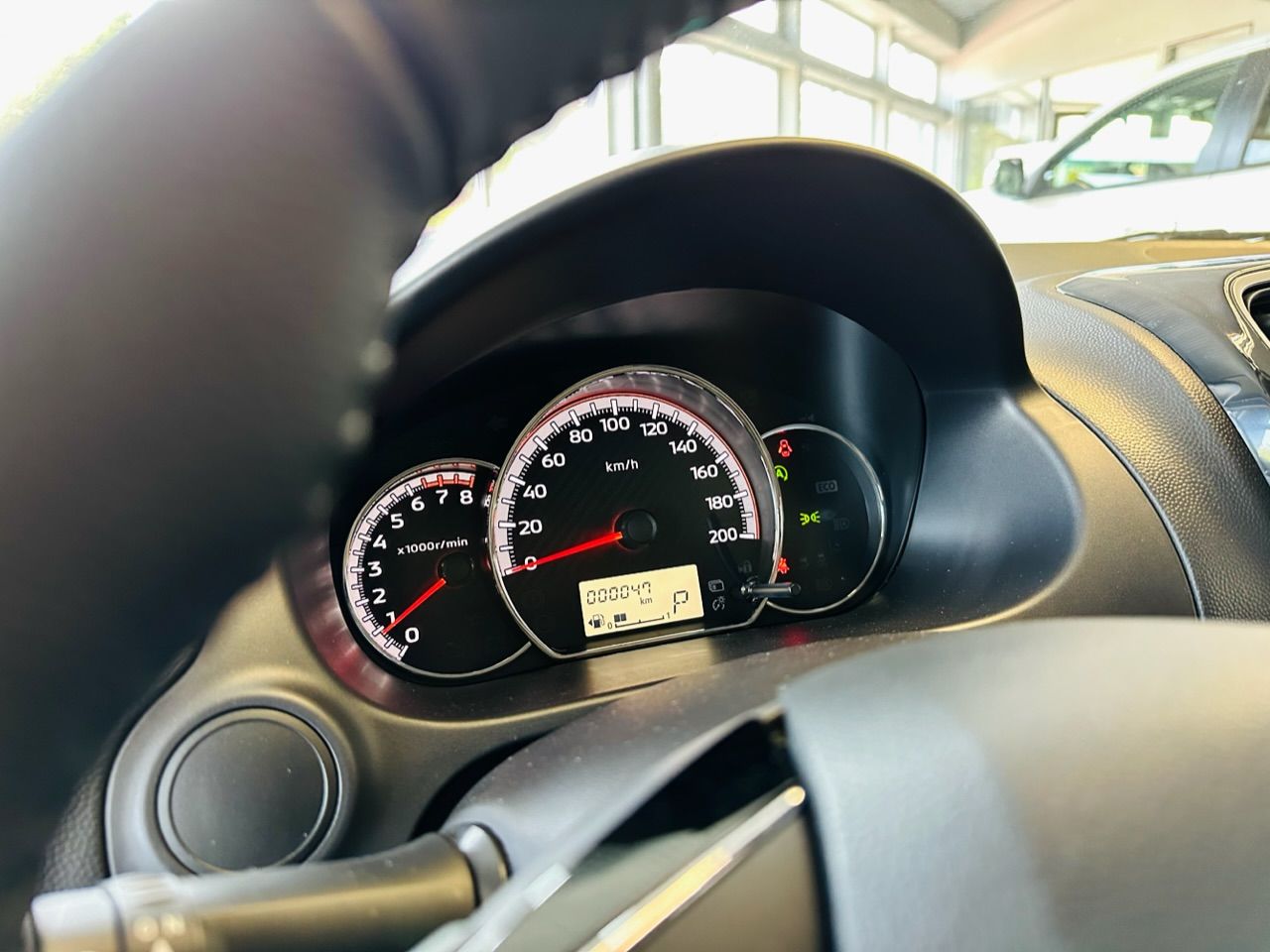 Tuvplāns no automašīnas paneļa ar spidometru un stūri