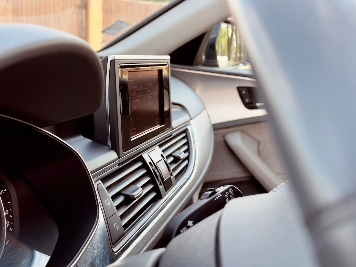 Automašīnas informācijas panelis ar tālruņa turētāju uz tā