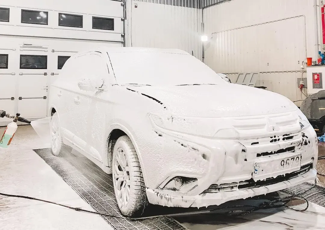 Automašīna garāžā ir pārklāta ar putām.