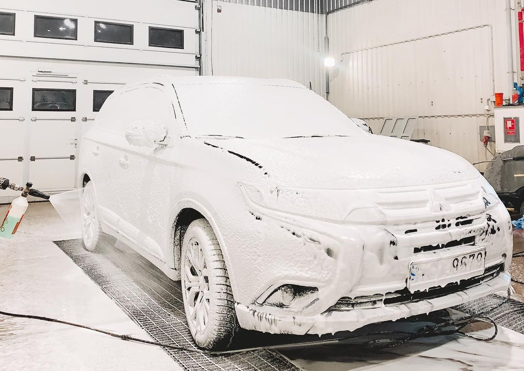 Automašīna garāžā ir pārklāta ar putām.