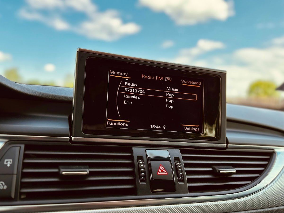 Automašīnas informācijas panelis ar radio virs tā