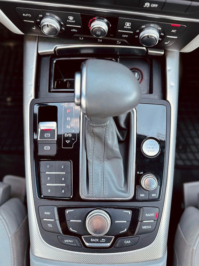 Audi a6 informācijas paneļa tuvplāns.