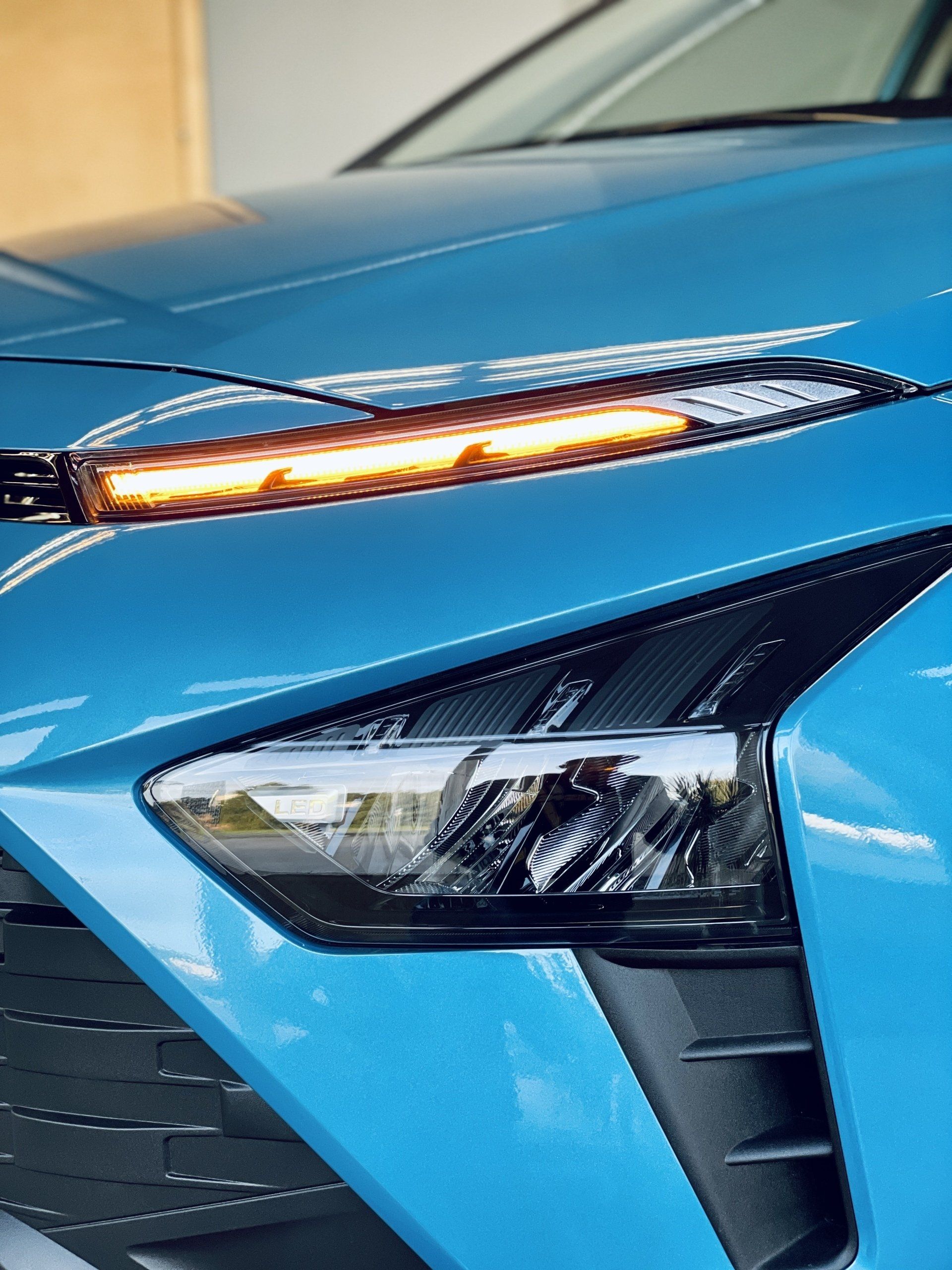 Zilas automašīnas priekšējā luktura tuvplāns