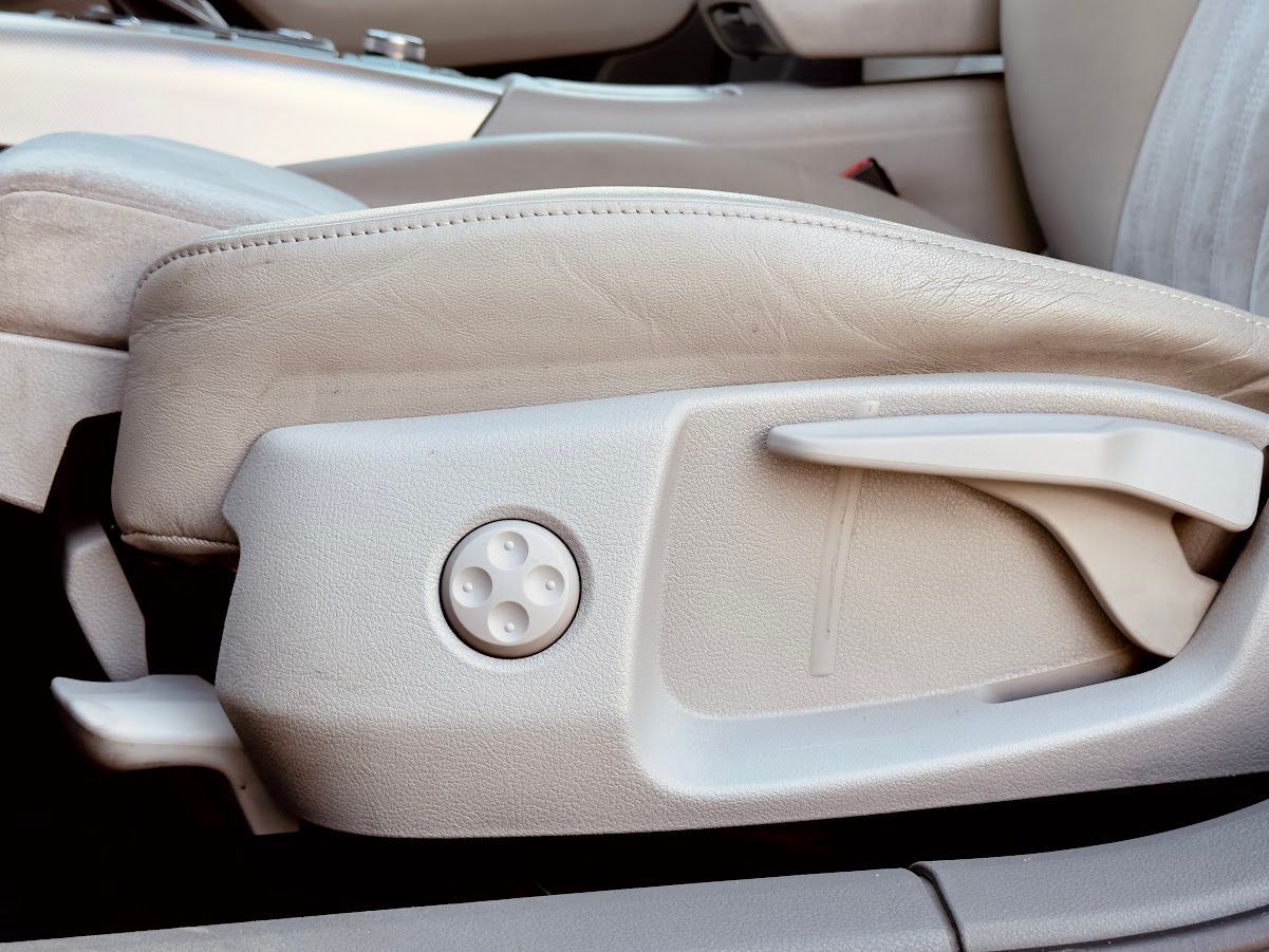 Tuvplāns no automašīnas sēdekļa ar pogu uz tā