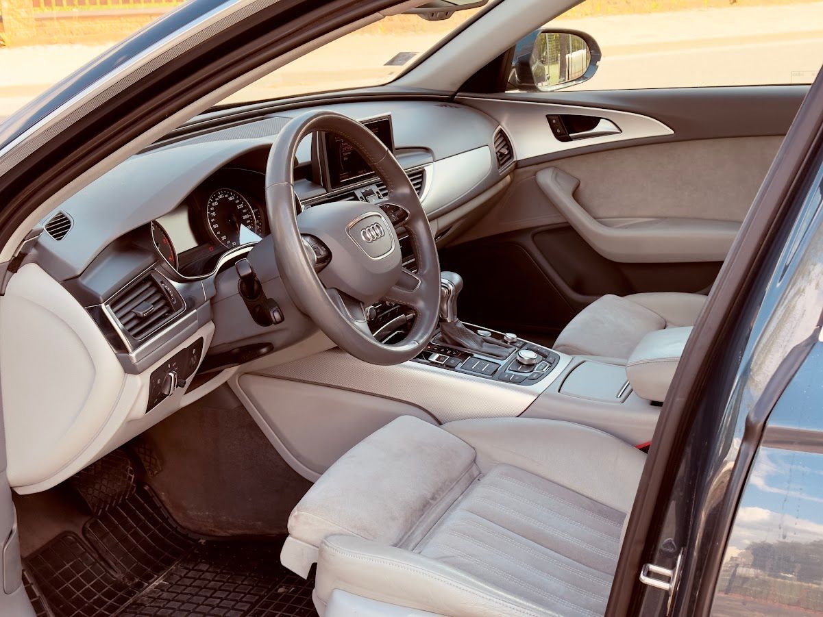 Audi automašīnas salons ar atvērtām durvīm