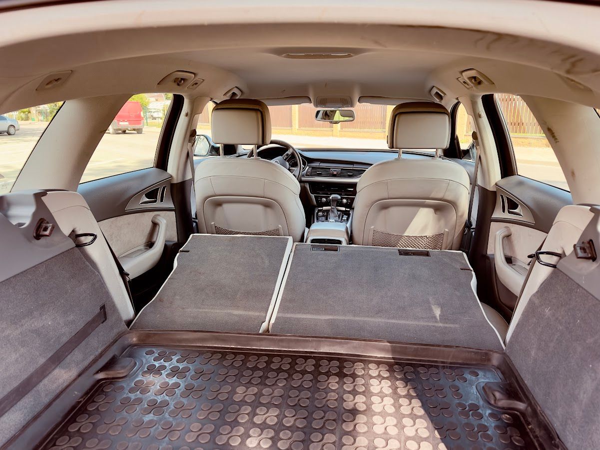 Automašīnas aizmugurējais sēdeklis ar atvērtu bagāžnieku