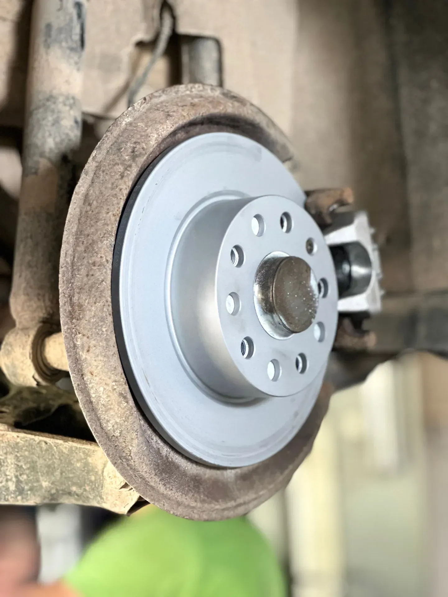 Bremžu diska tuvplāns uz automašīnas.