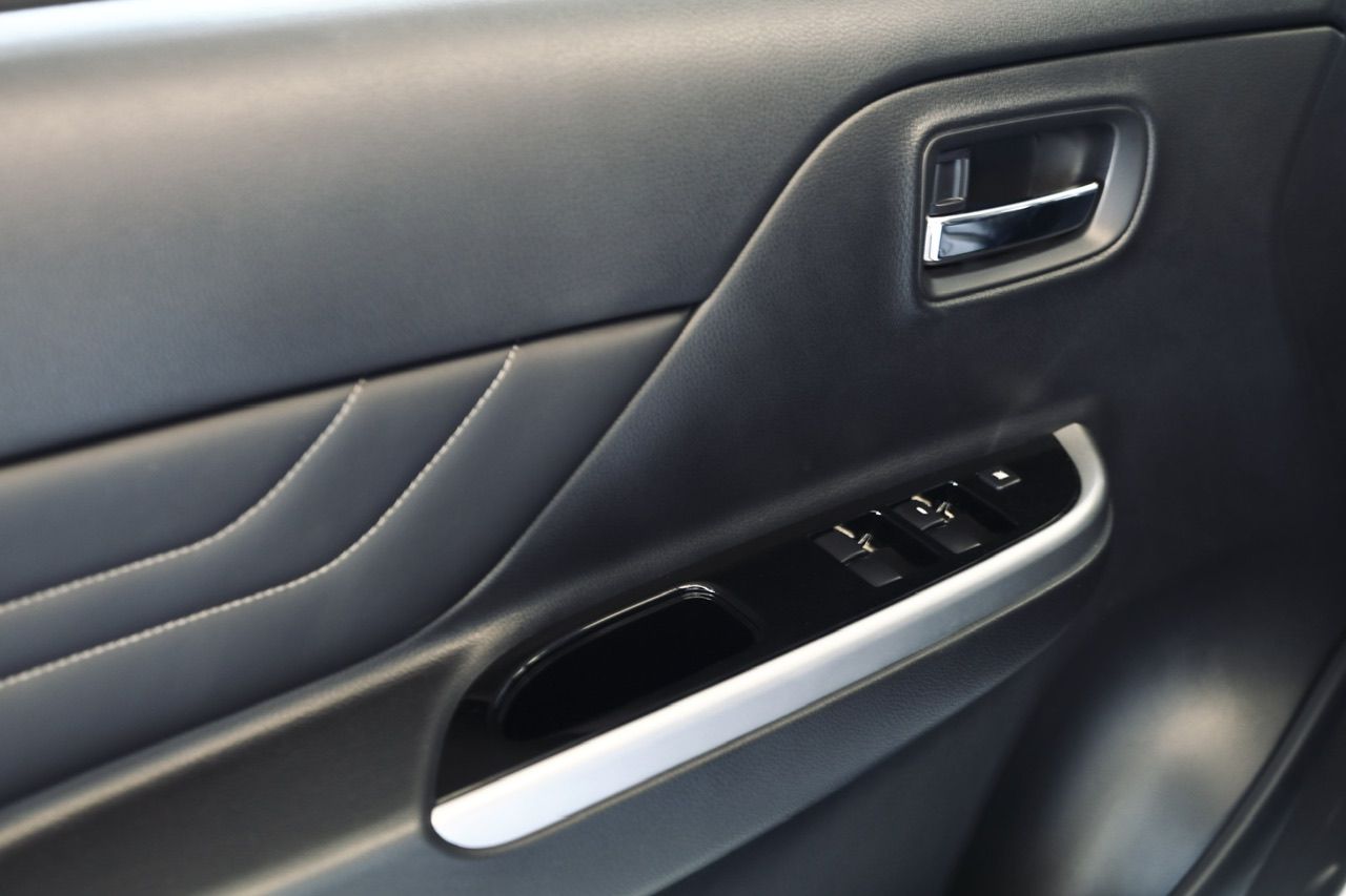 Tuvplāns no automašīnas durvīm ar sudraba rokturi