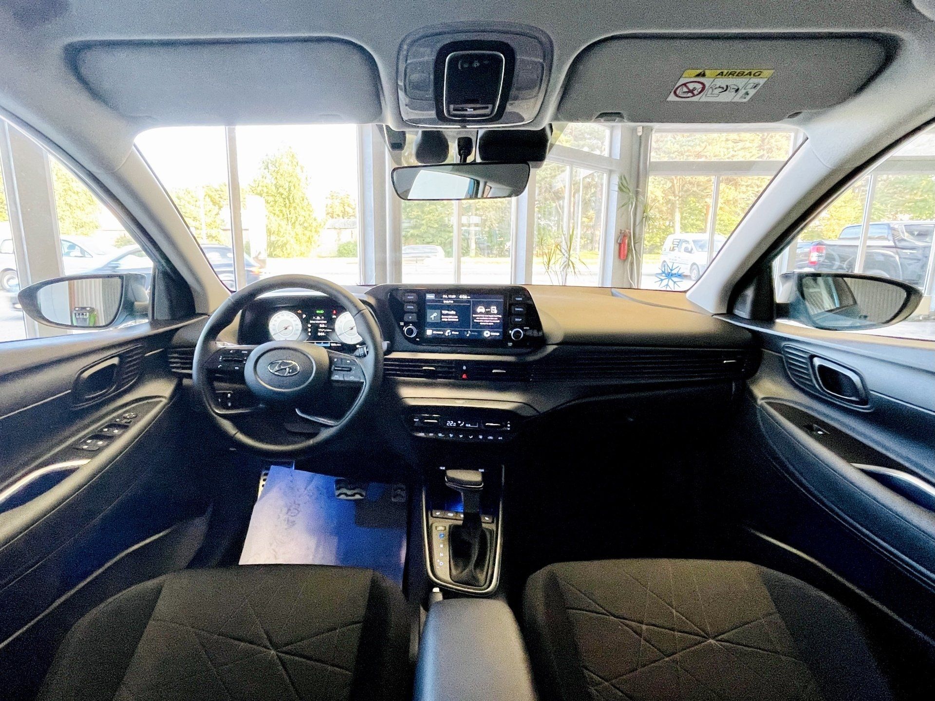 Automašīnas salons ar stūri un instrumentu paneli.