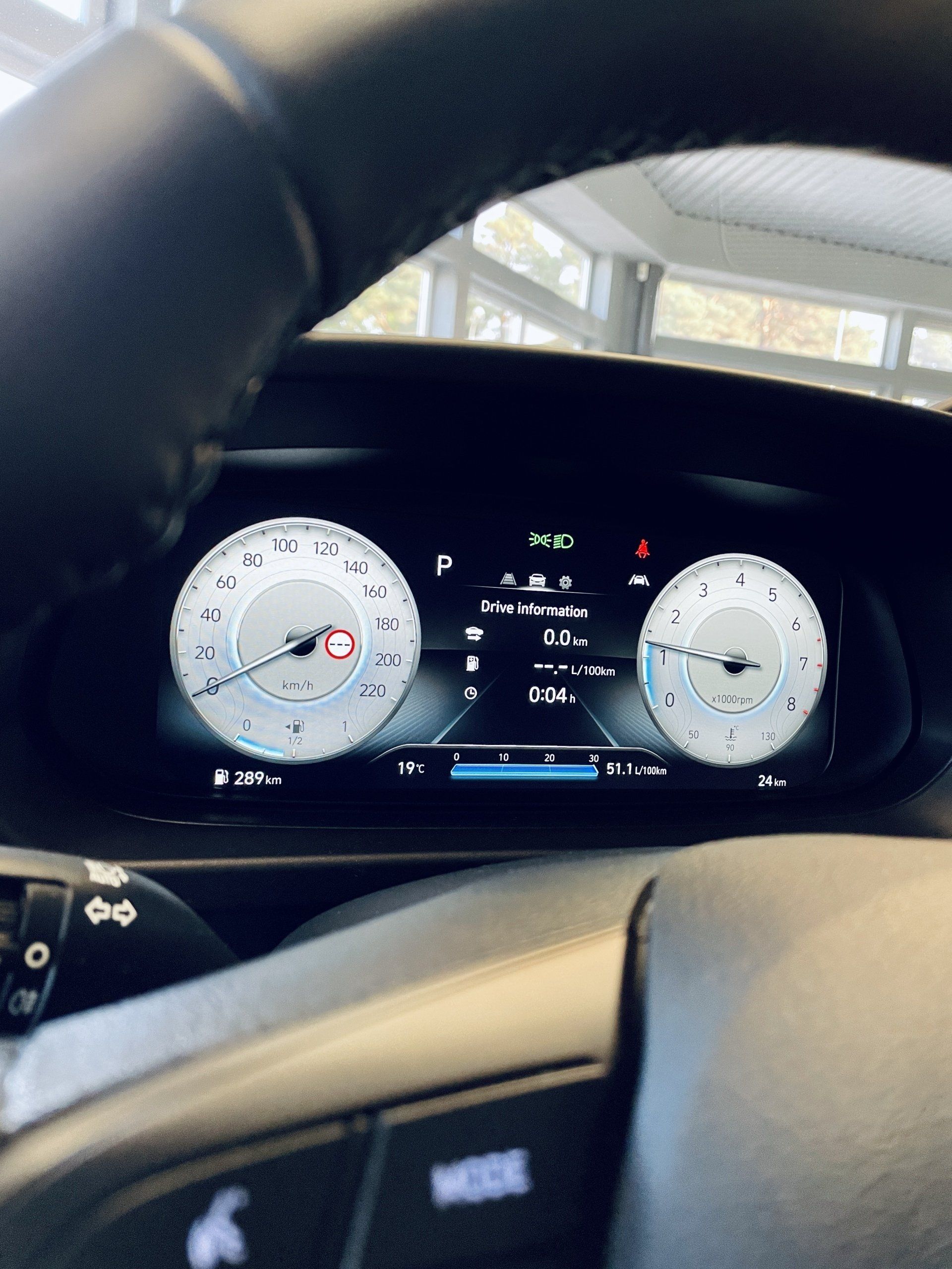 Tuvplāns no automašīnas paneļa ar pulksteni uz tā