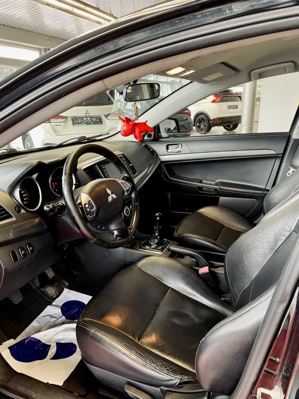 Mitsubishi lancera interjers tiek parādīts izstāžu zālē.