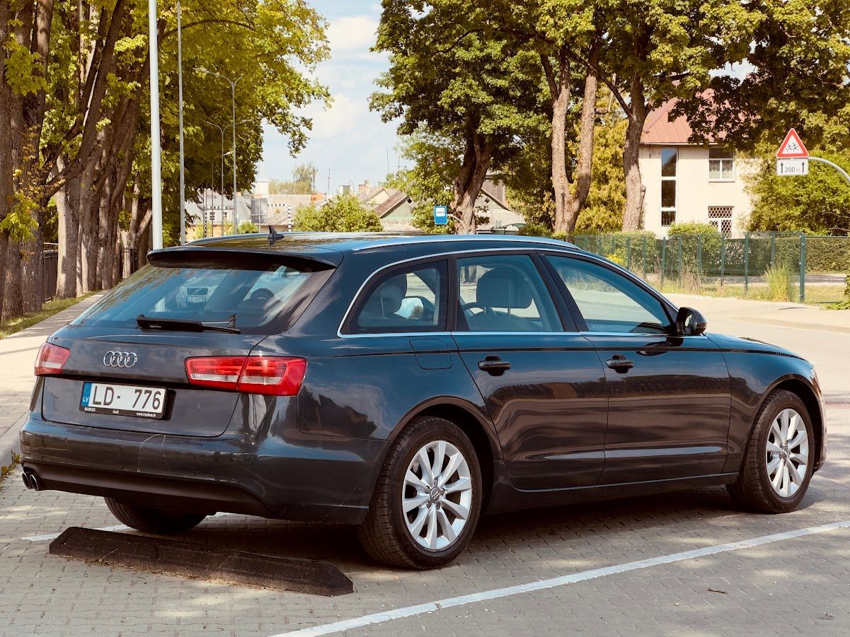 Stāvvietā stāv melns audi a6