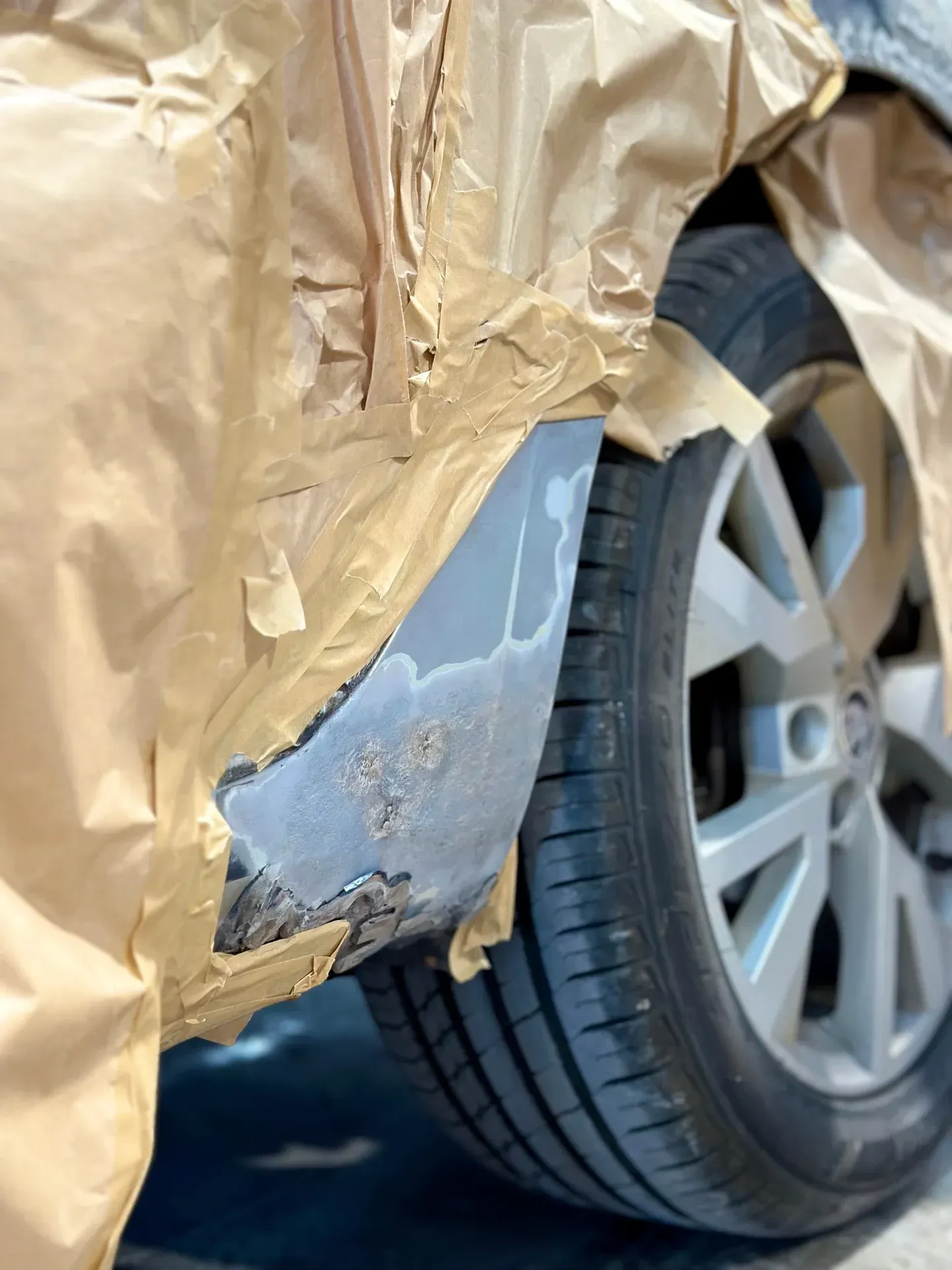 Tuvplāns no automašīnas, kas pārklāta ar brūnu papīru.