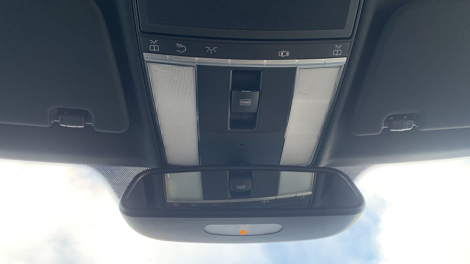 Tuvplāns no atpakaļskata spoguļa automašīnā