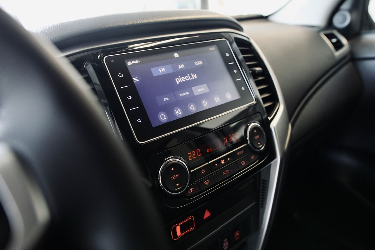 Automašīnas radio tuvplāns automašīnā.