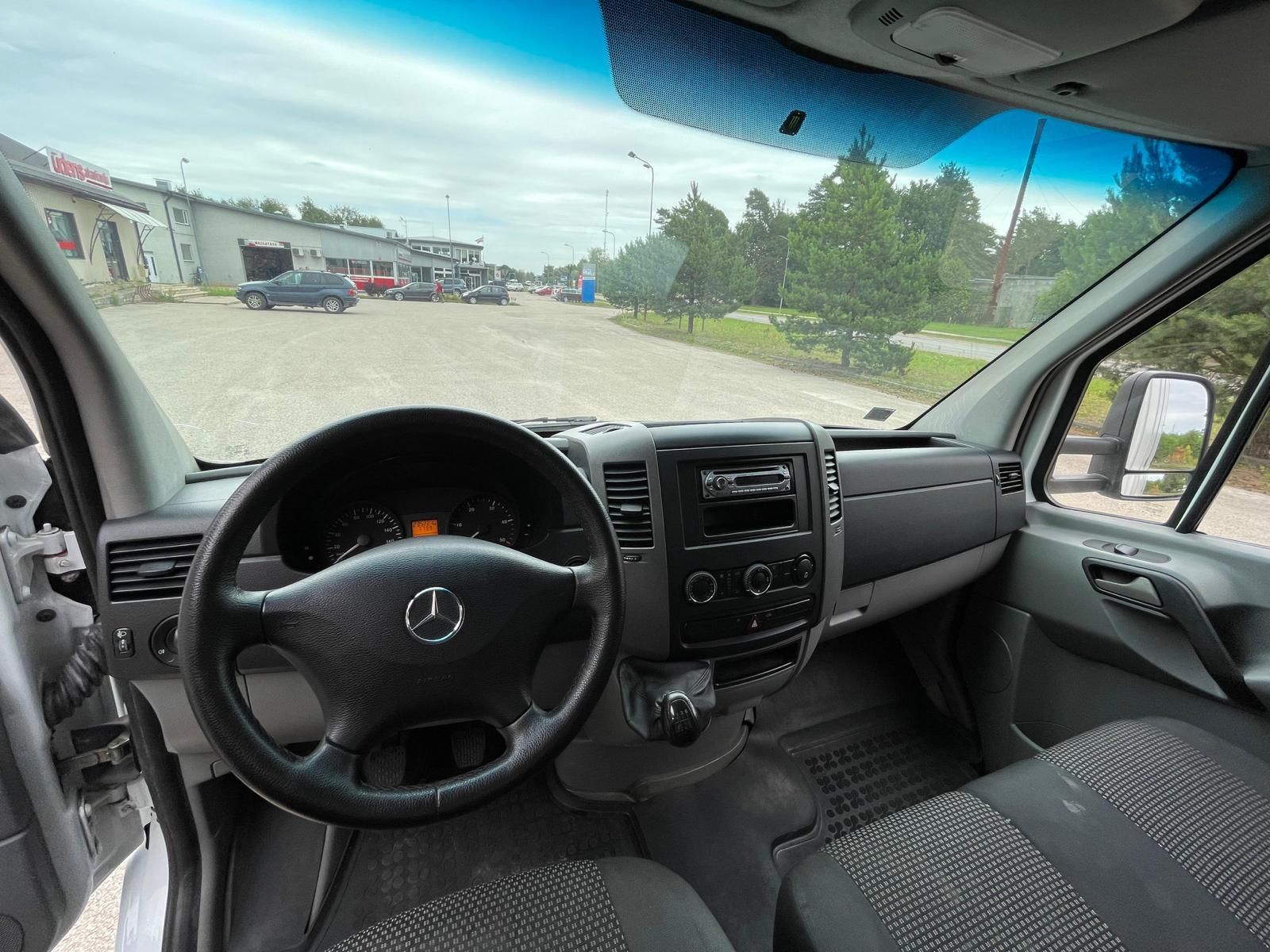 Mercedes furgona interjers ar stūri un instrumentu paneli.