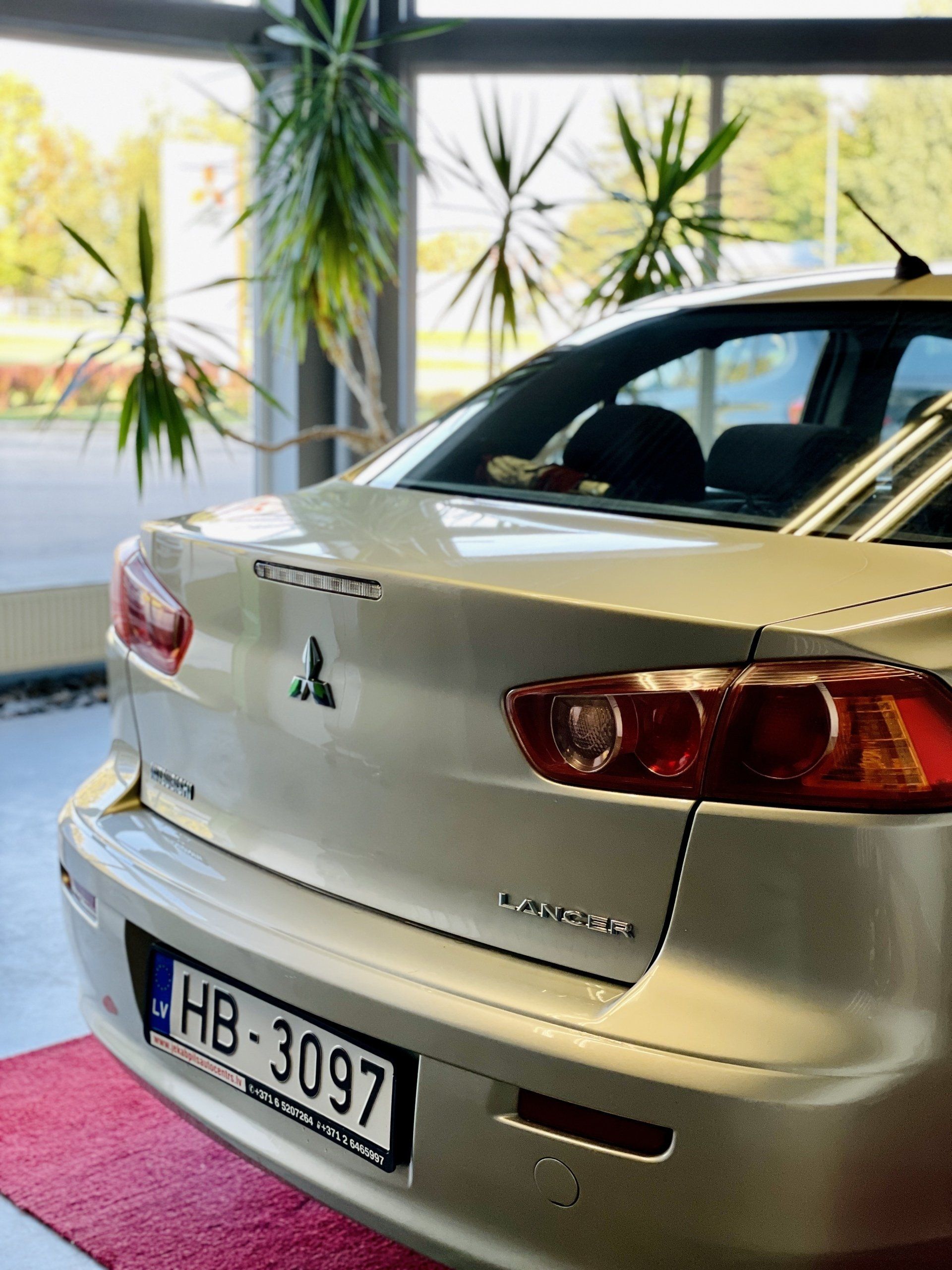 Sudraba auto ar numura zīmi hb3097