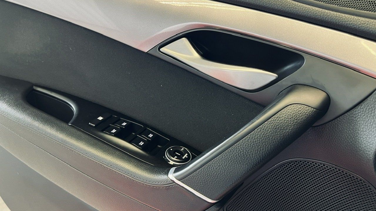 Tuvplāns no automašīnas durvju roktura