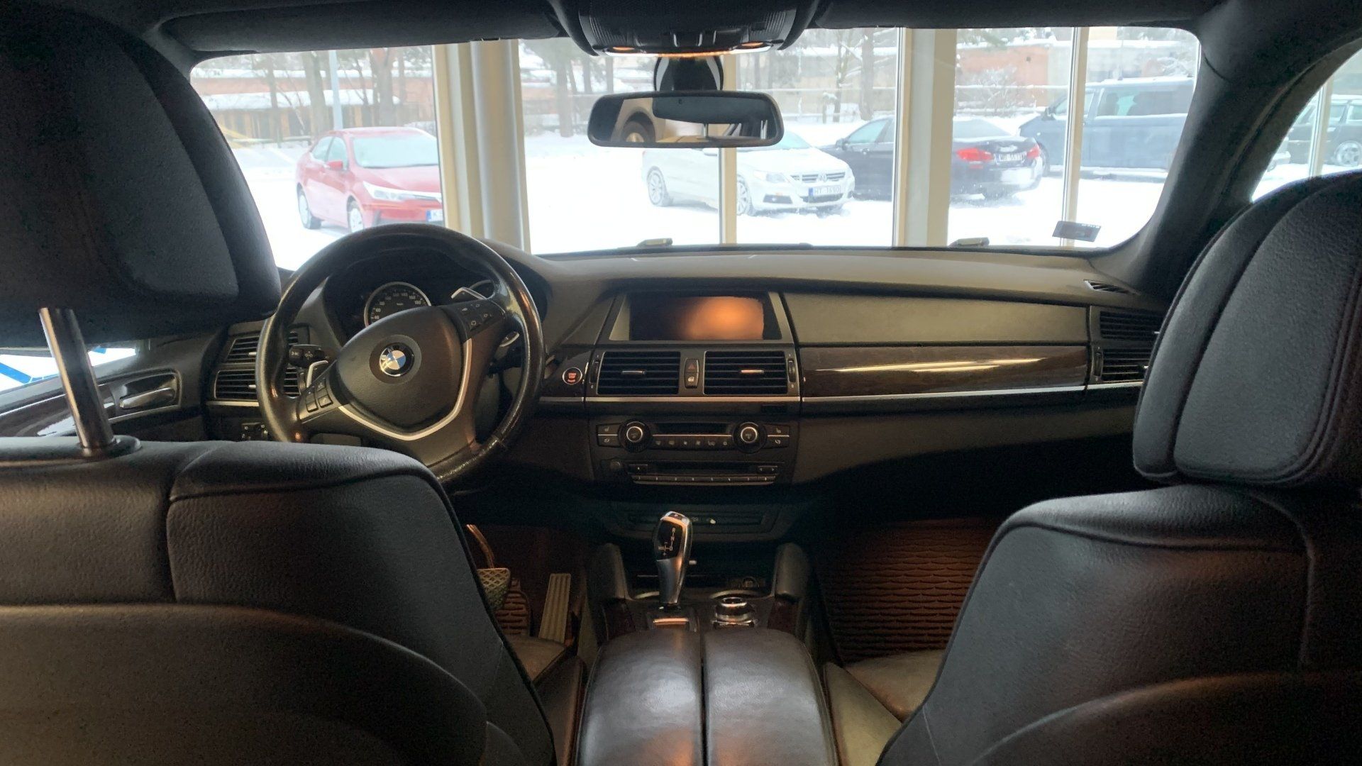 Bmw x5 interjers ir parādīts izstāžu zālē.