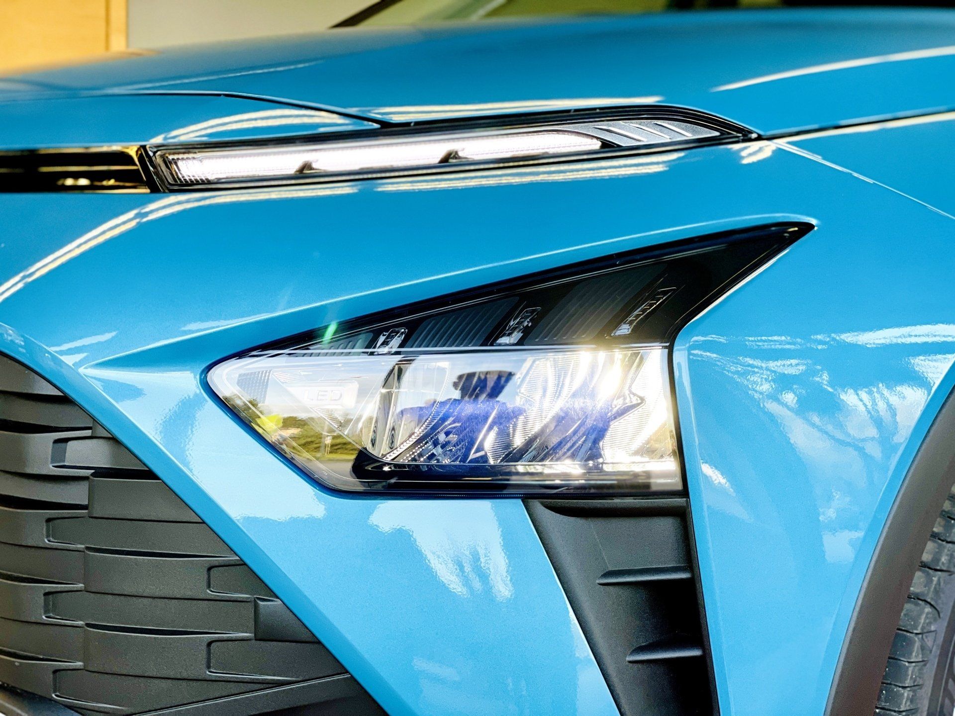 Zilas automašīnas priekšējā luktura tuvplāns