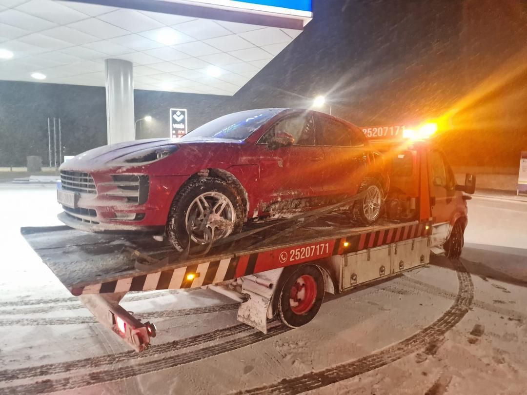 Ar evakuatoru velk sarkanu auto.