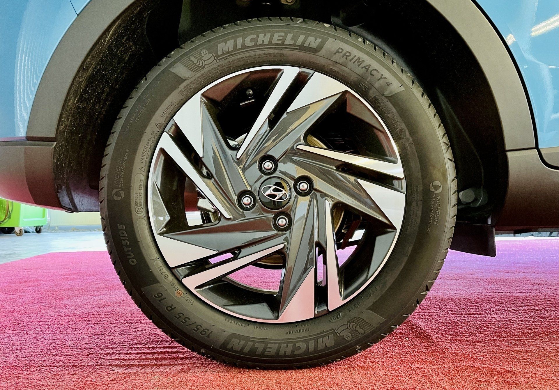 Tuvplāns no automašīnas riteņa ar Michelin riepu uz tā.