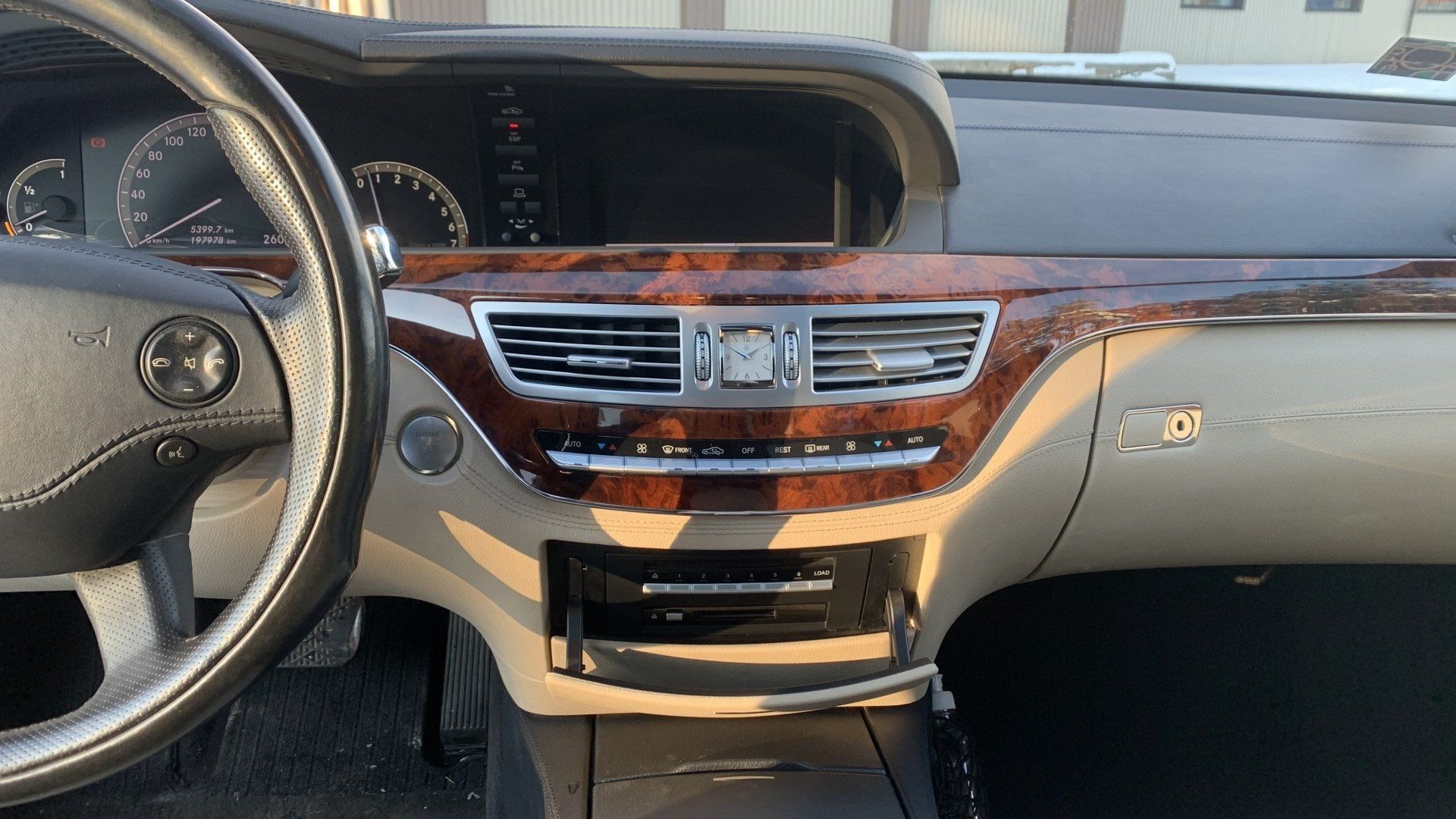 Automašīnas paneļa ar koka apdari un stūri