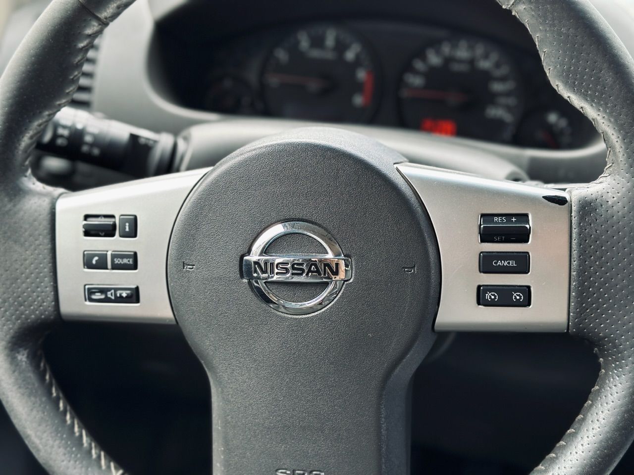 Nissan stūres tuvplāns